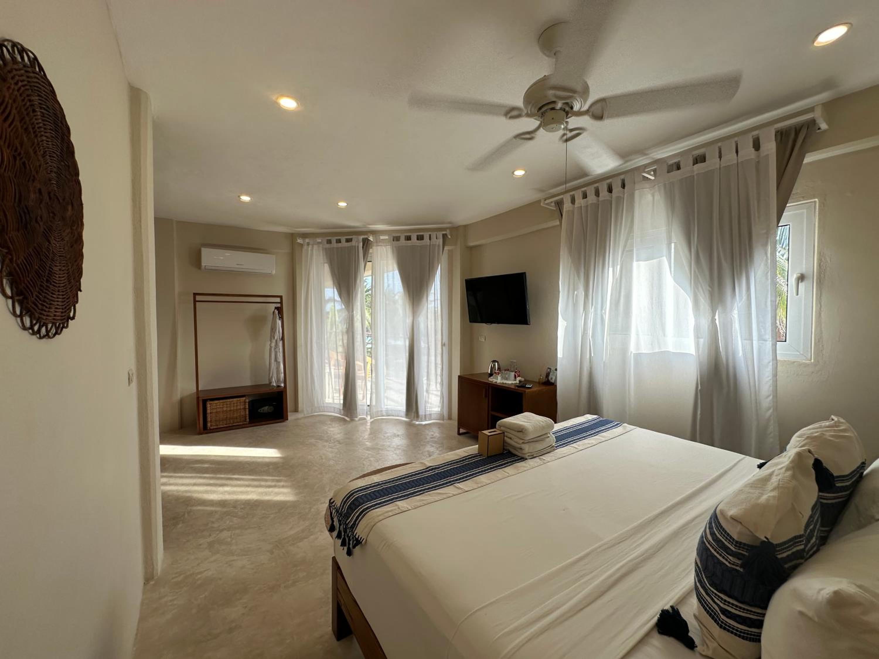 Triple Room with Balcony - Photo 18
