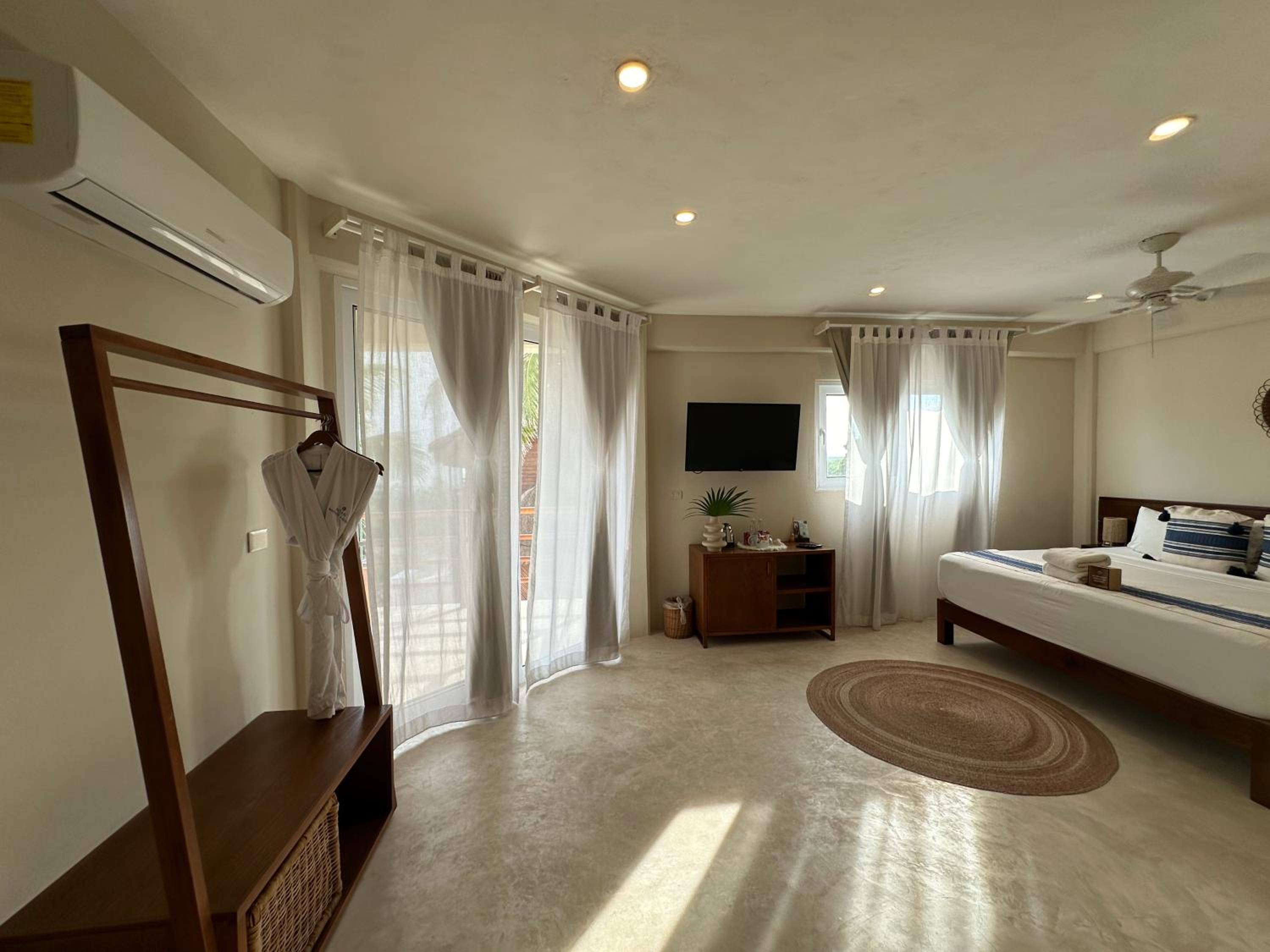 Triple Room with Balcony - Photo 17