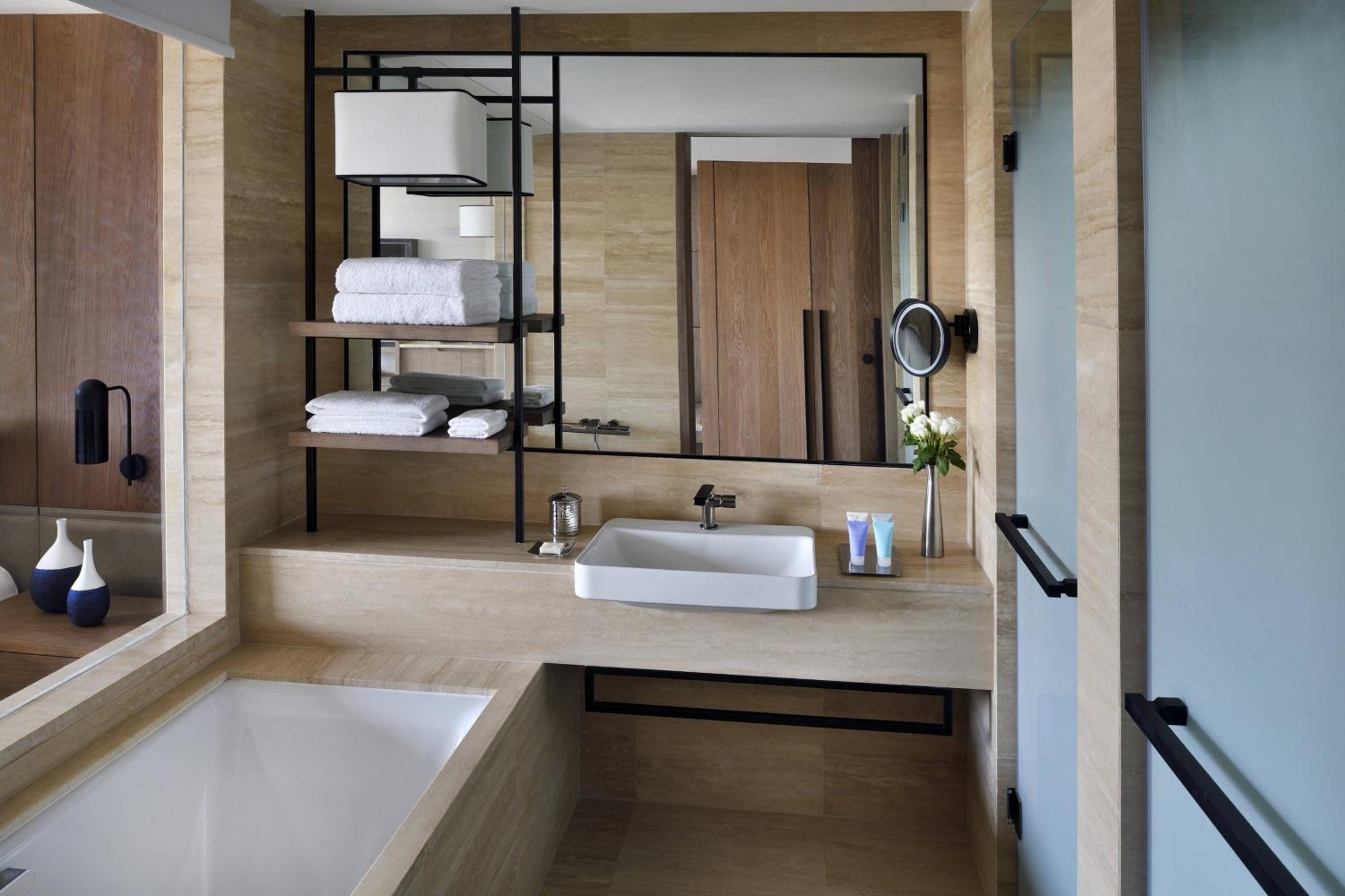 Sankara Executive Room, Executive lounge access, 1 King - Photo 7