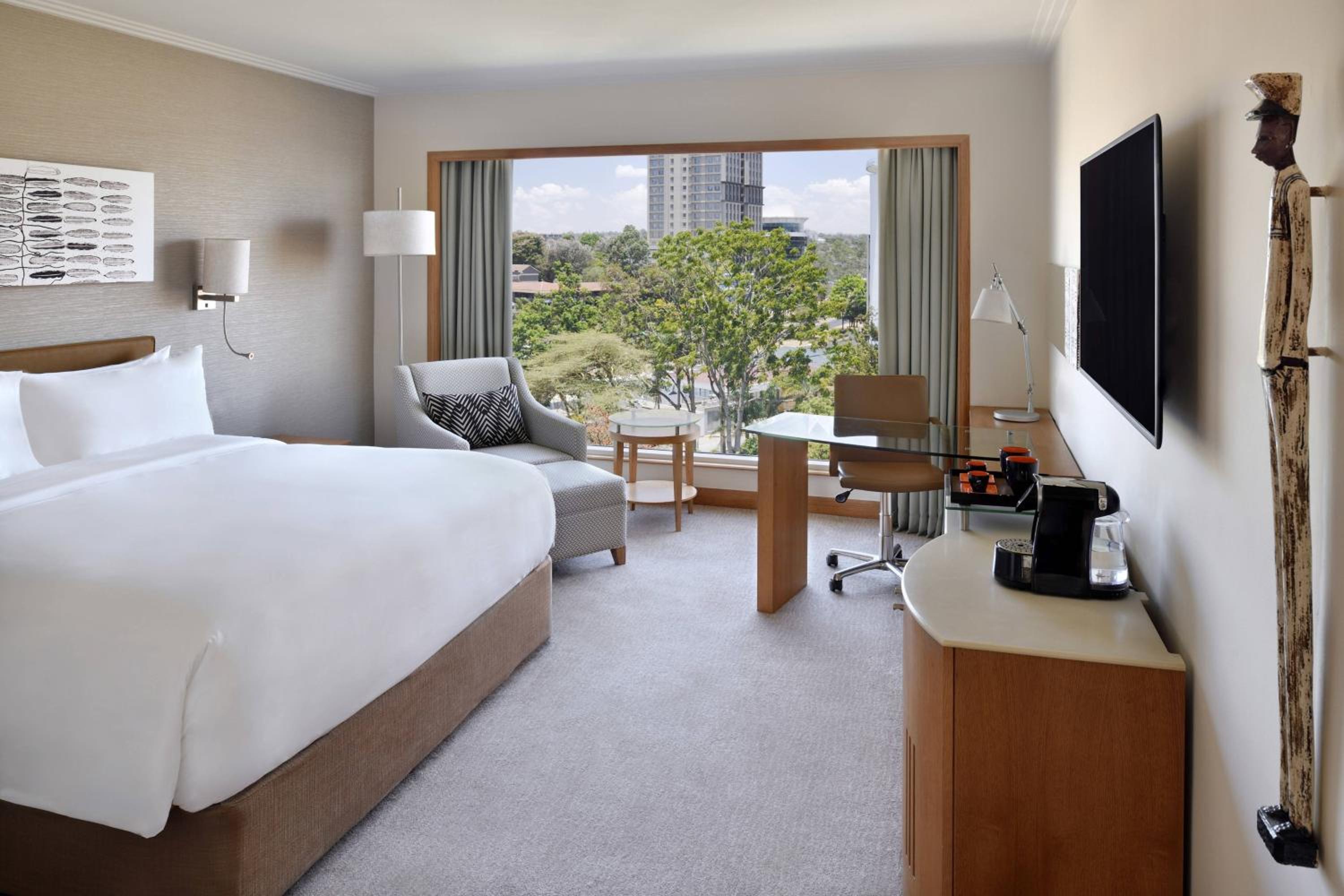 Executive, Concierge level, Guest room, 1 King, City view - Photo 3
