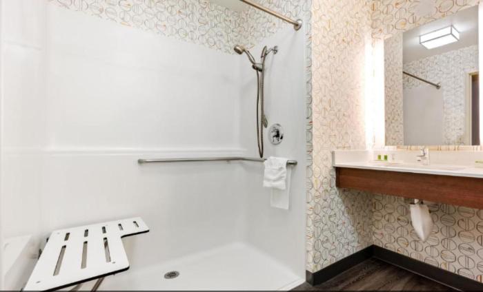 King Room - Mobility Access/Hearing Accessible - Photo 2