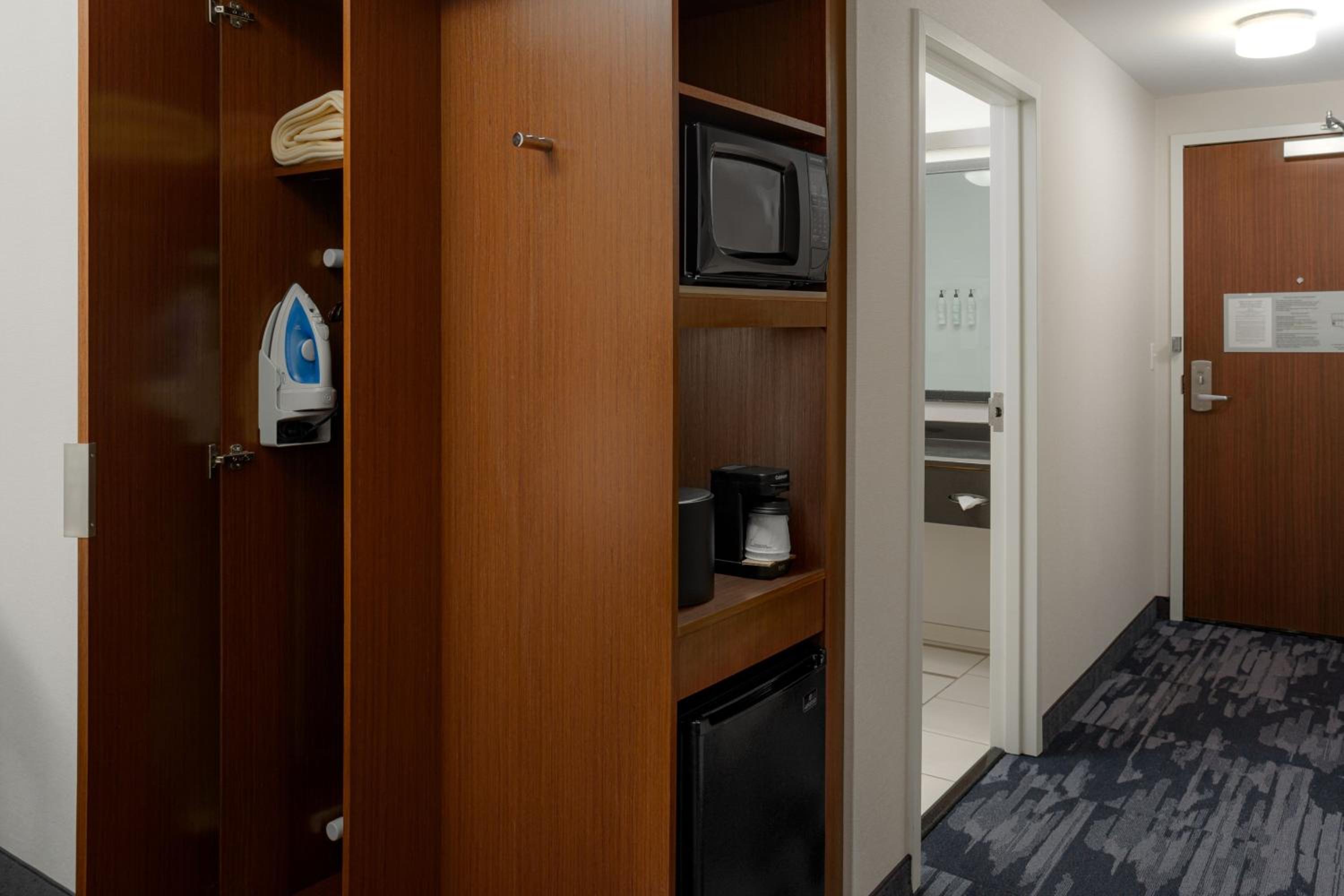 King Room with Bathtub - Mobility Access photo 3