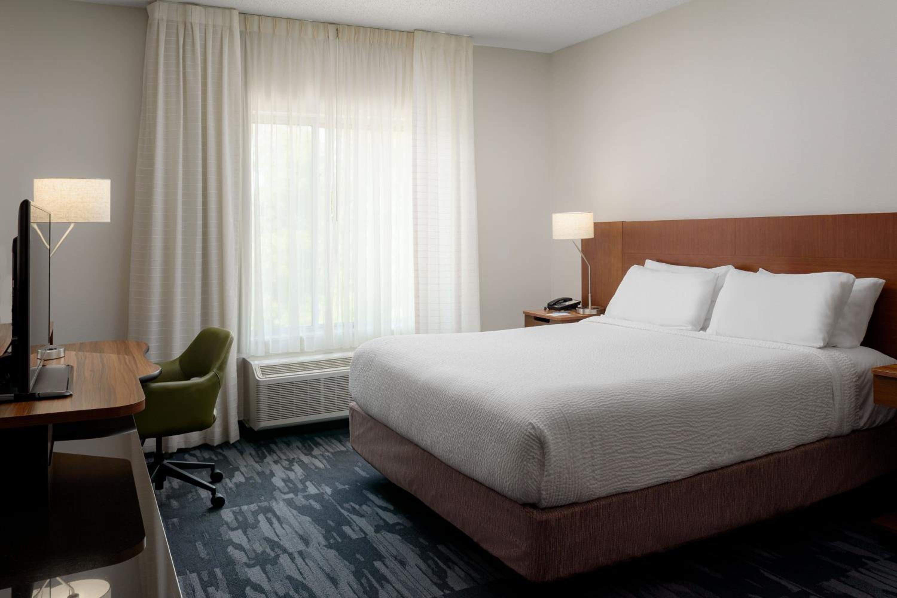 King Room with Bathtub - Mobility Access photo 1