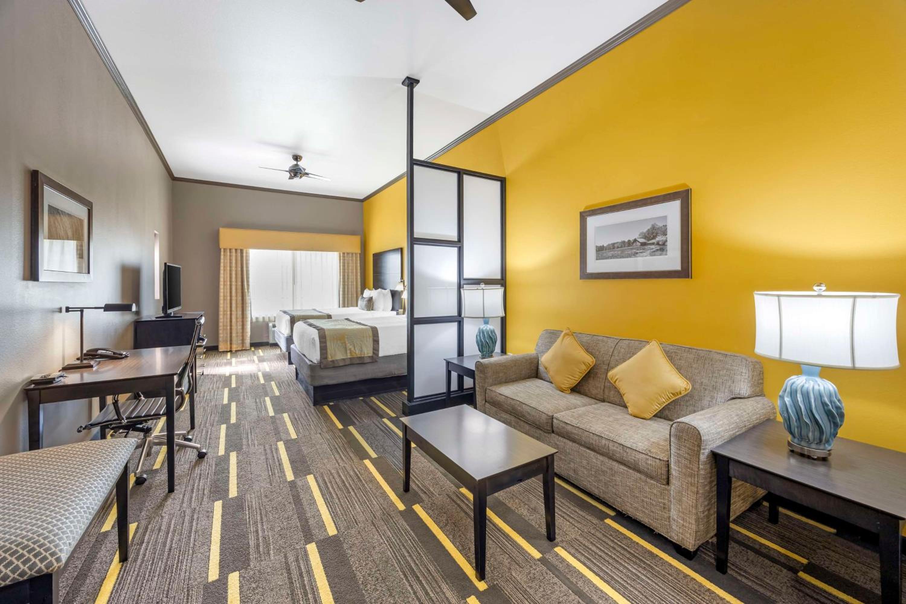 Queen Suite with Bath Tub and Sofa Bed - Mobility Accessible