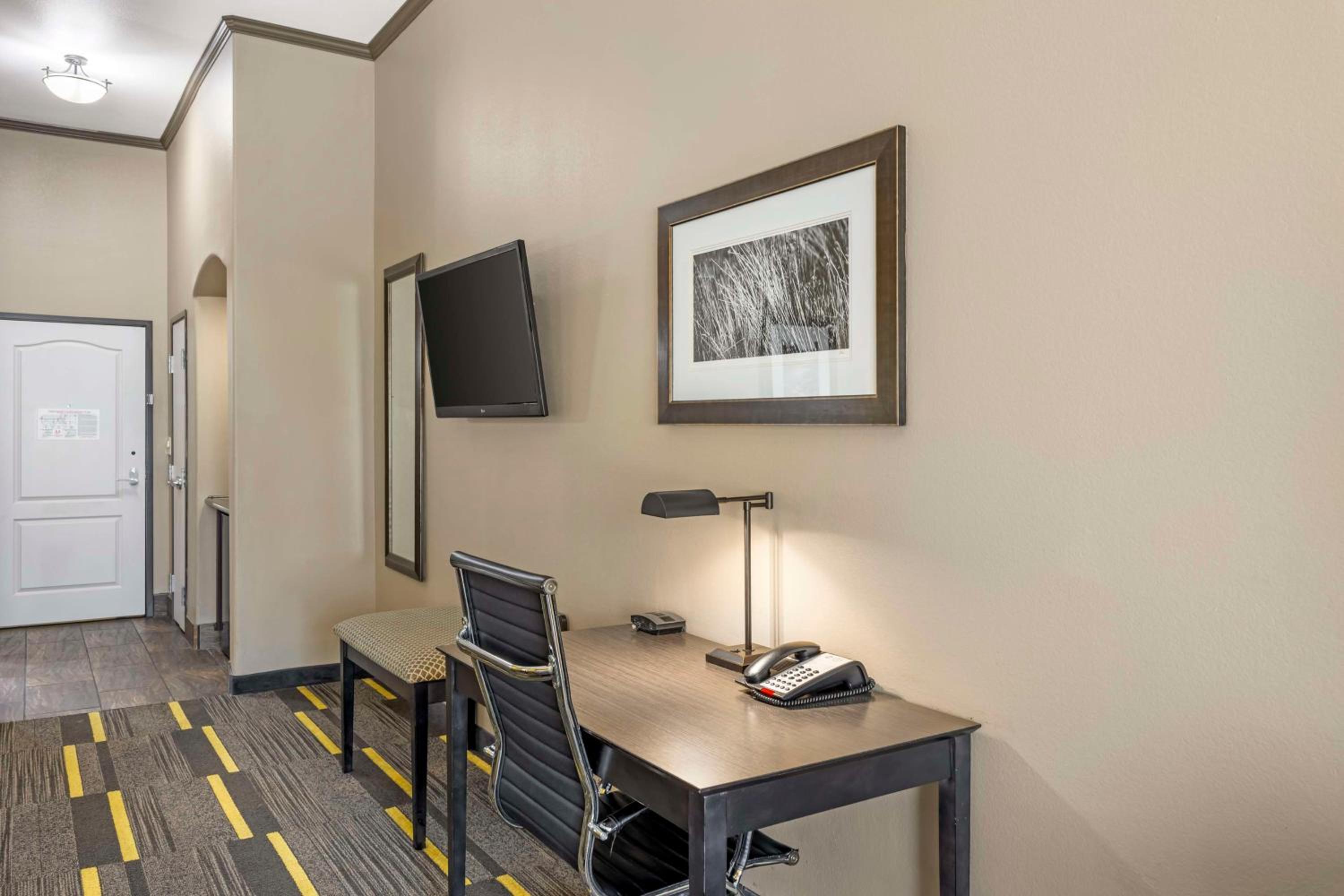 Queen Suite with Bath Tub and Sofa Bed - Mobility Accessible photo 3