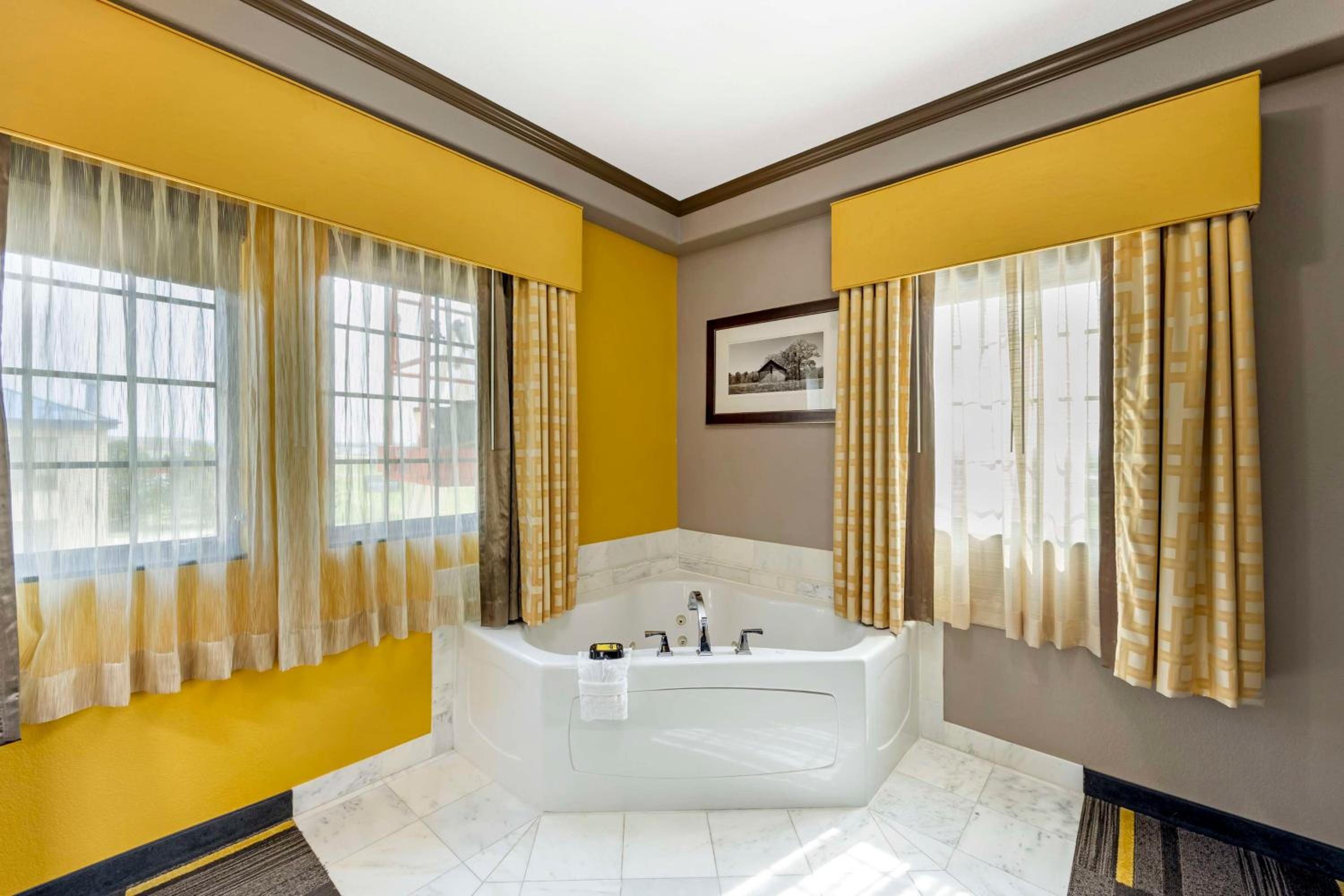King Suite with One King Bed and Whirlpool - Non-Smoking photo 3