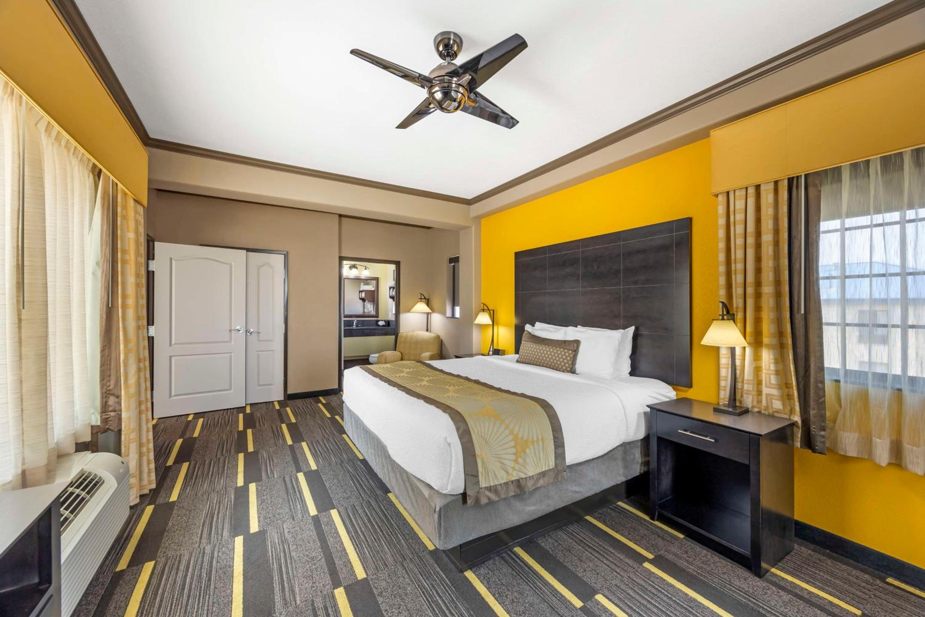 King Suite with One King Bed and Whirlpool - Non-Smoking photo 2
