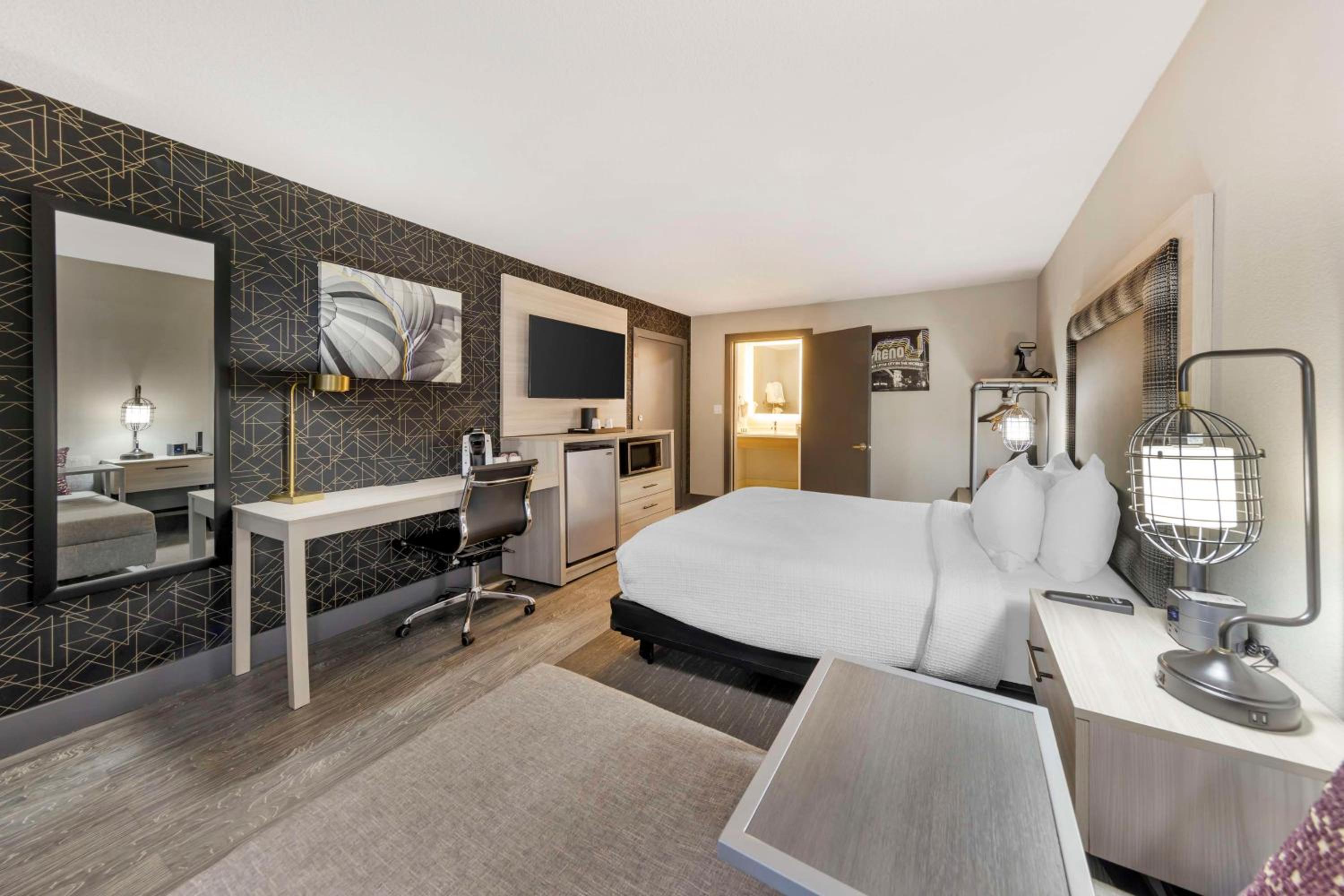 Queen Room with Mobility Accessible Walk-In Shower - Photo 4