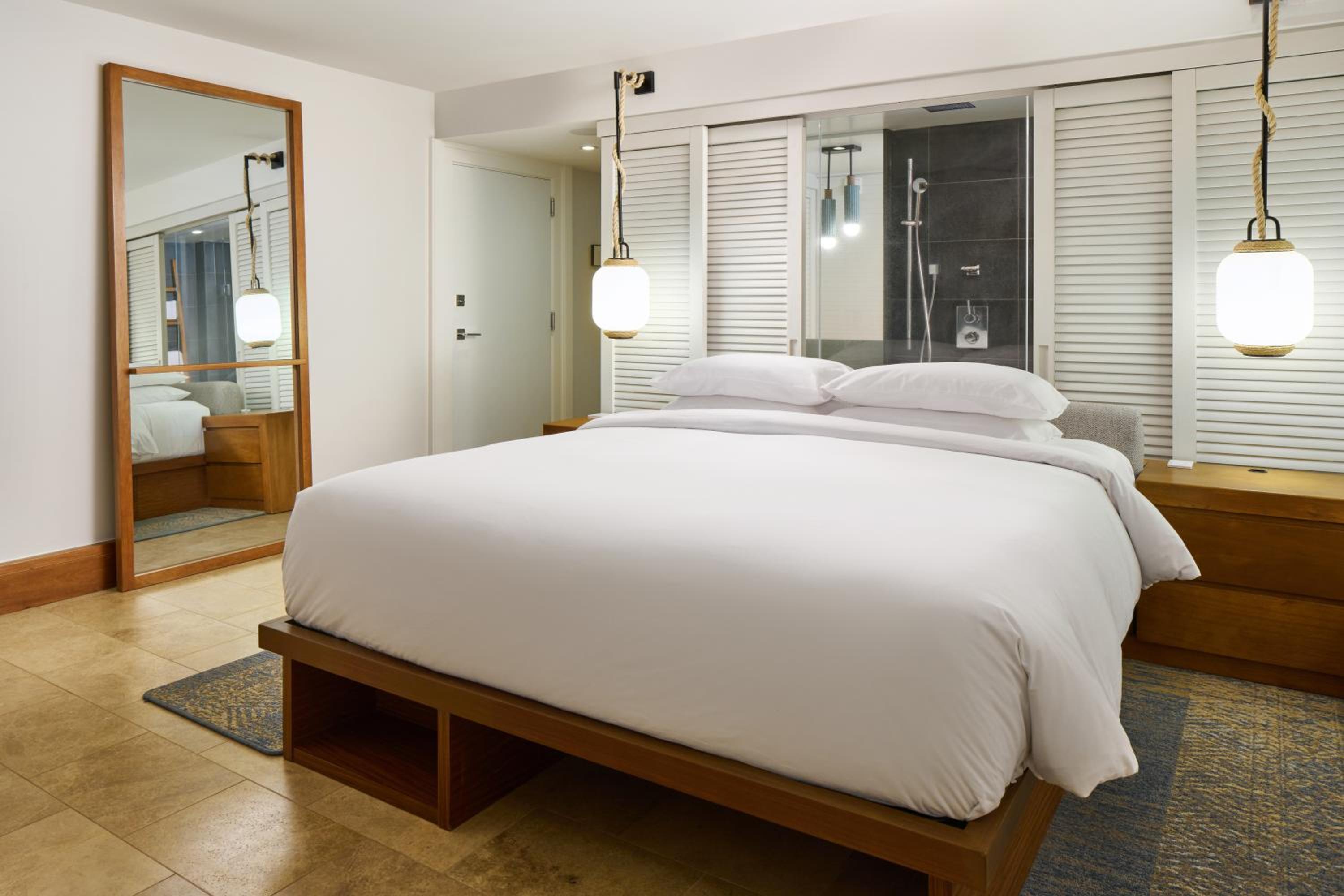 King Room with One King Bed and Shower (Non Smoking) (Accessible)