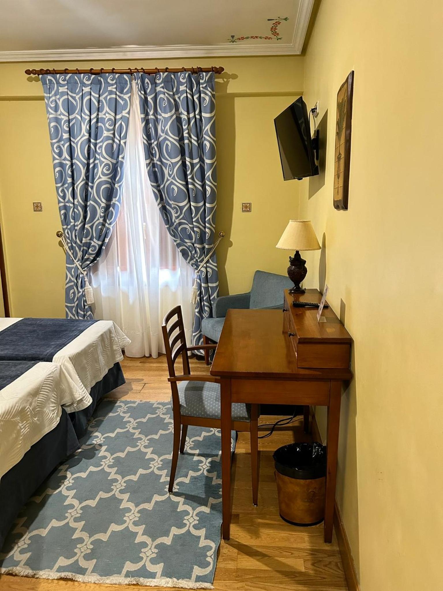 Double or Twin Room - Photo 4