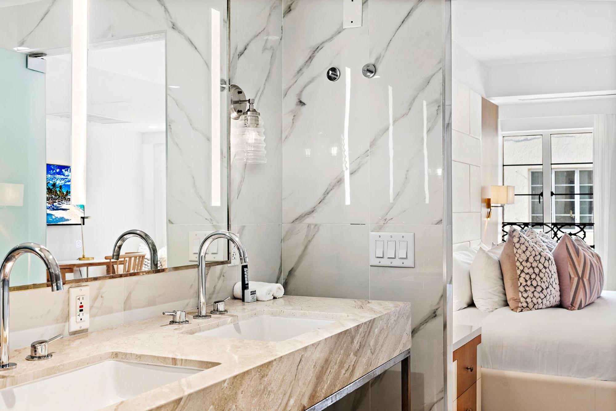 Deluxe Superior with Bathtub - Photo 9
