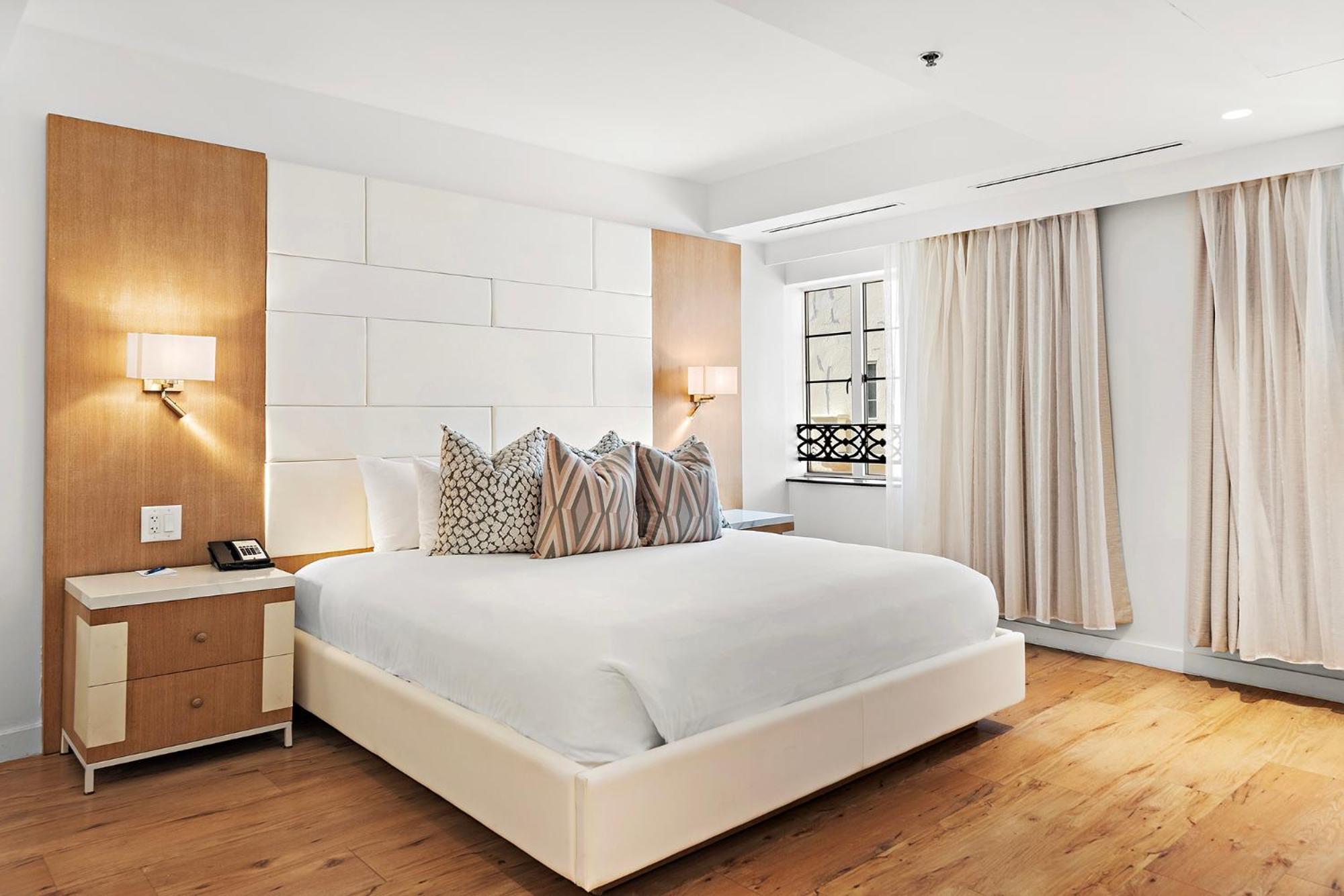 Deluxe Superior with Bathtub - Photo 10
