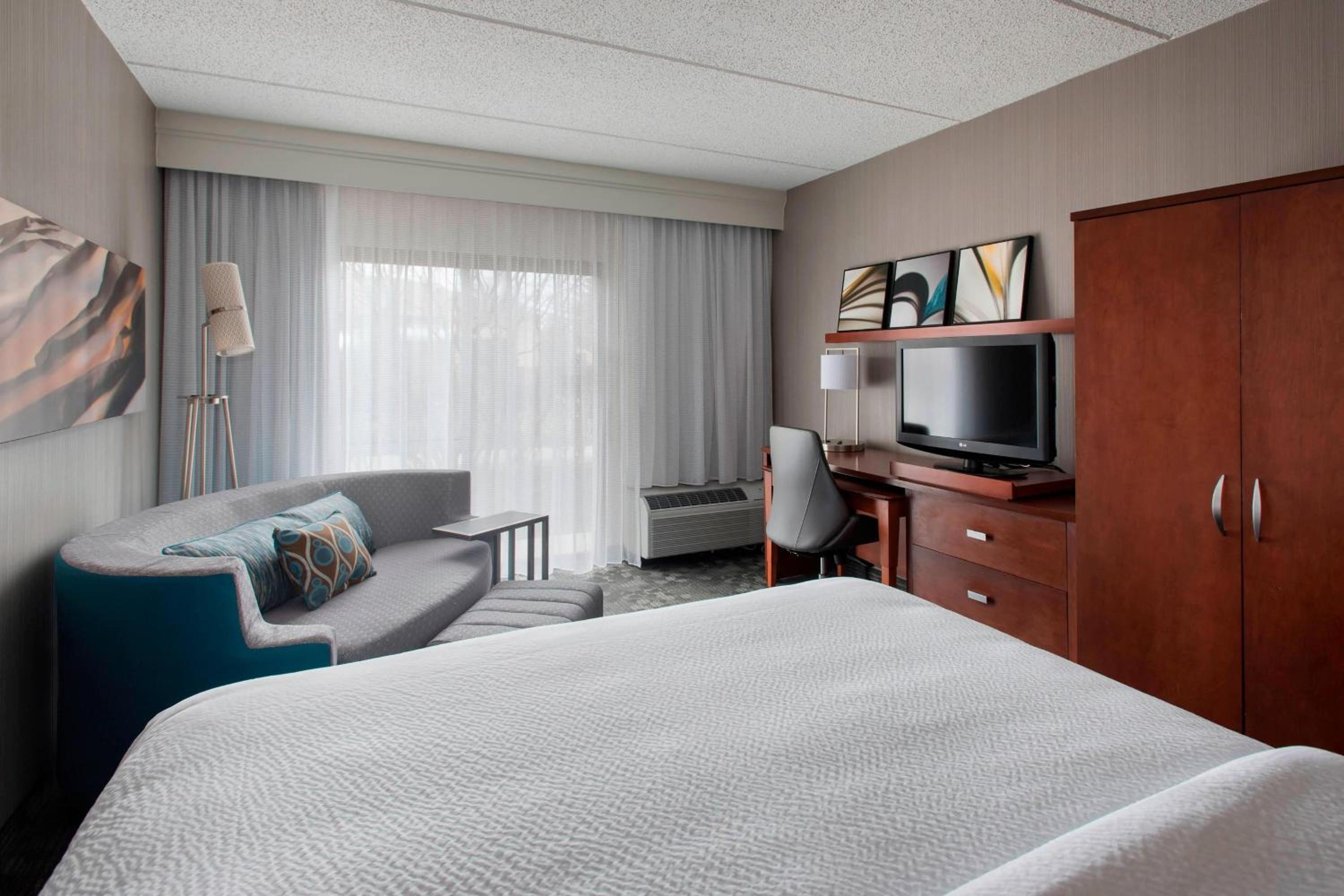 King Room with Sofa Bed - Photo 1