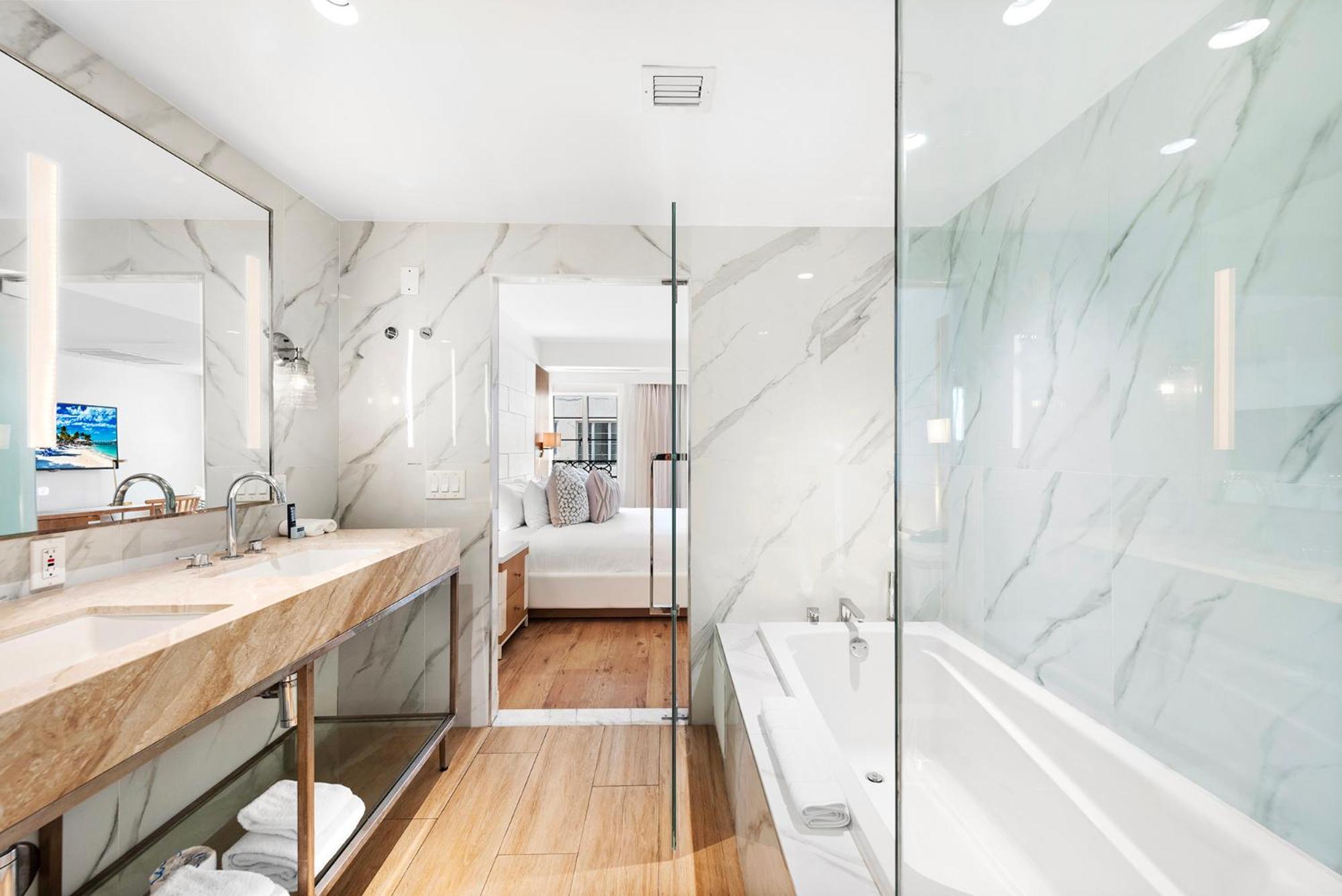 Deluxe Superior with Bathtub - Photo 14