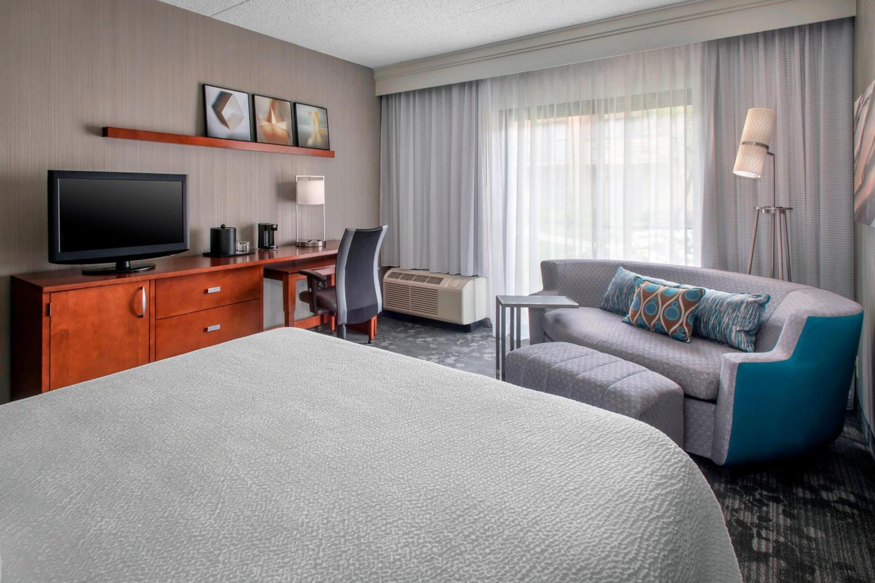 King Room with Adapted Tub - Mobility and Hearing Accessible photo 1
