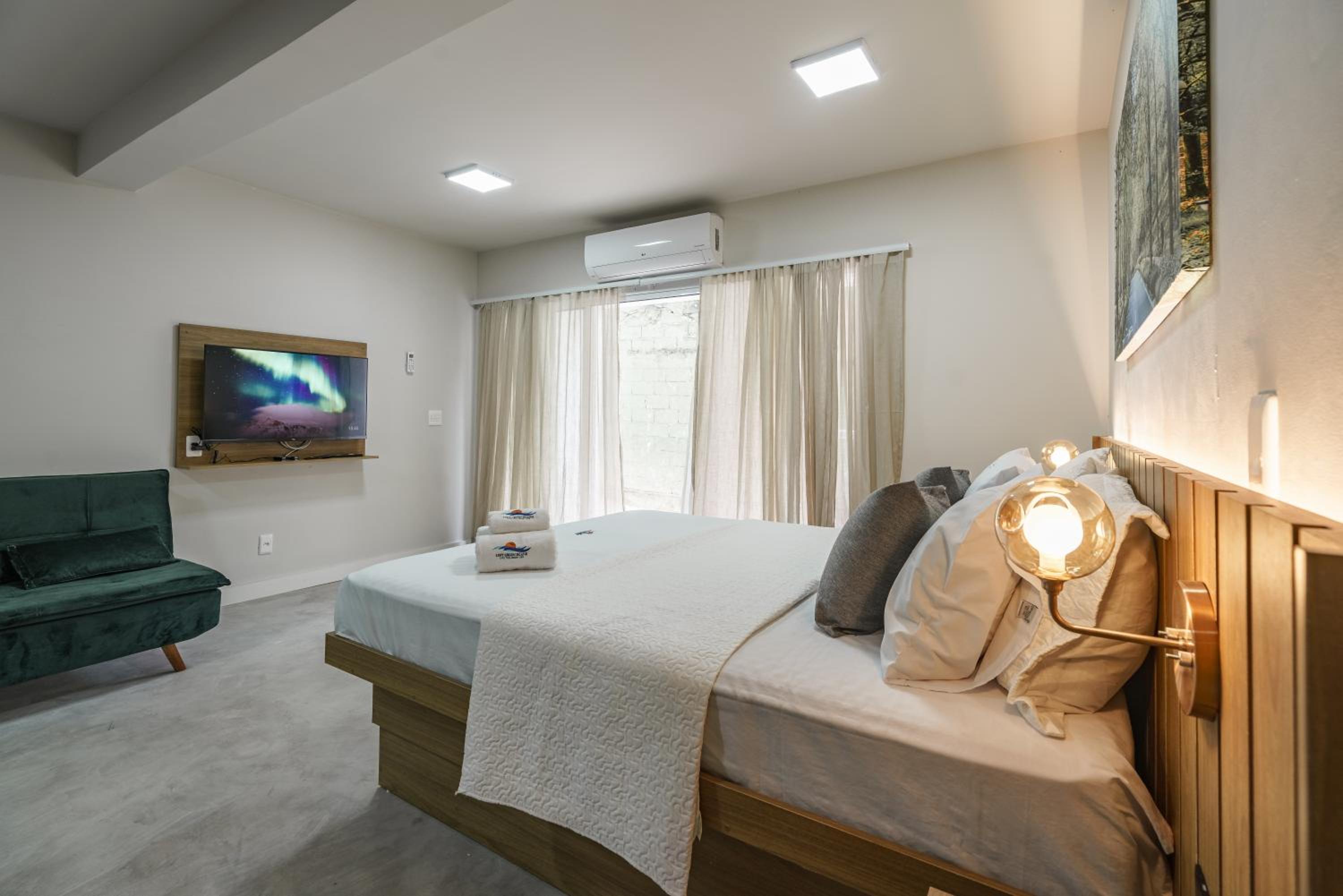 Studio Apartment with Queen Bed photo 2