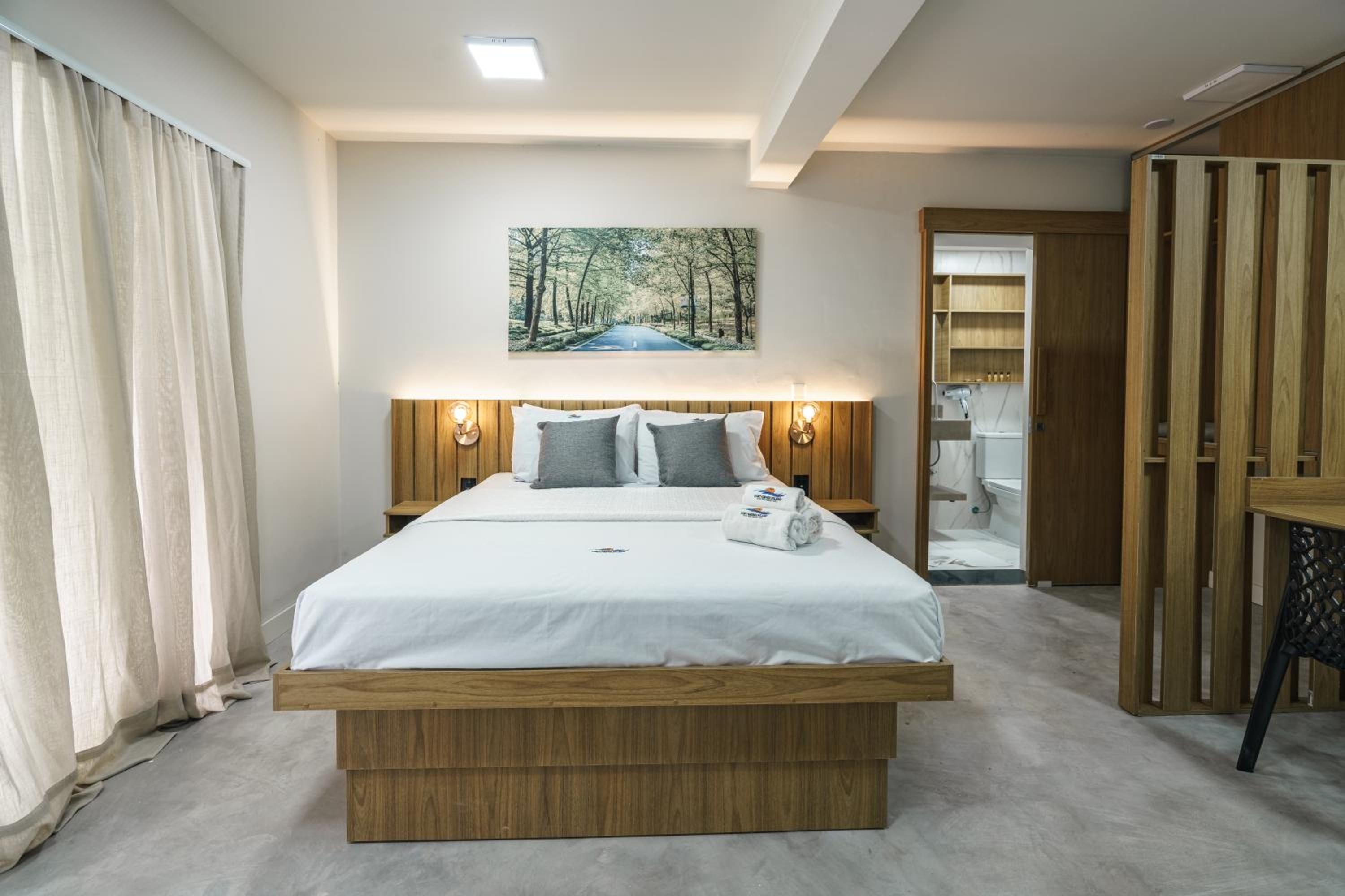 Studio Apartment with Queen Bed photo 3