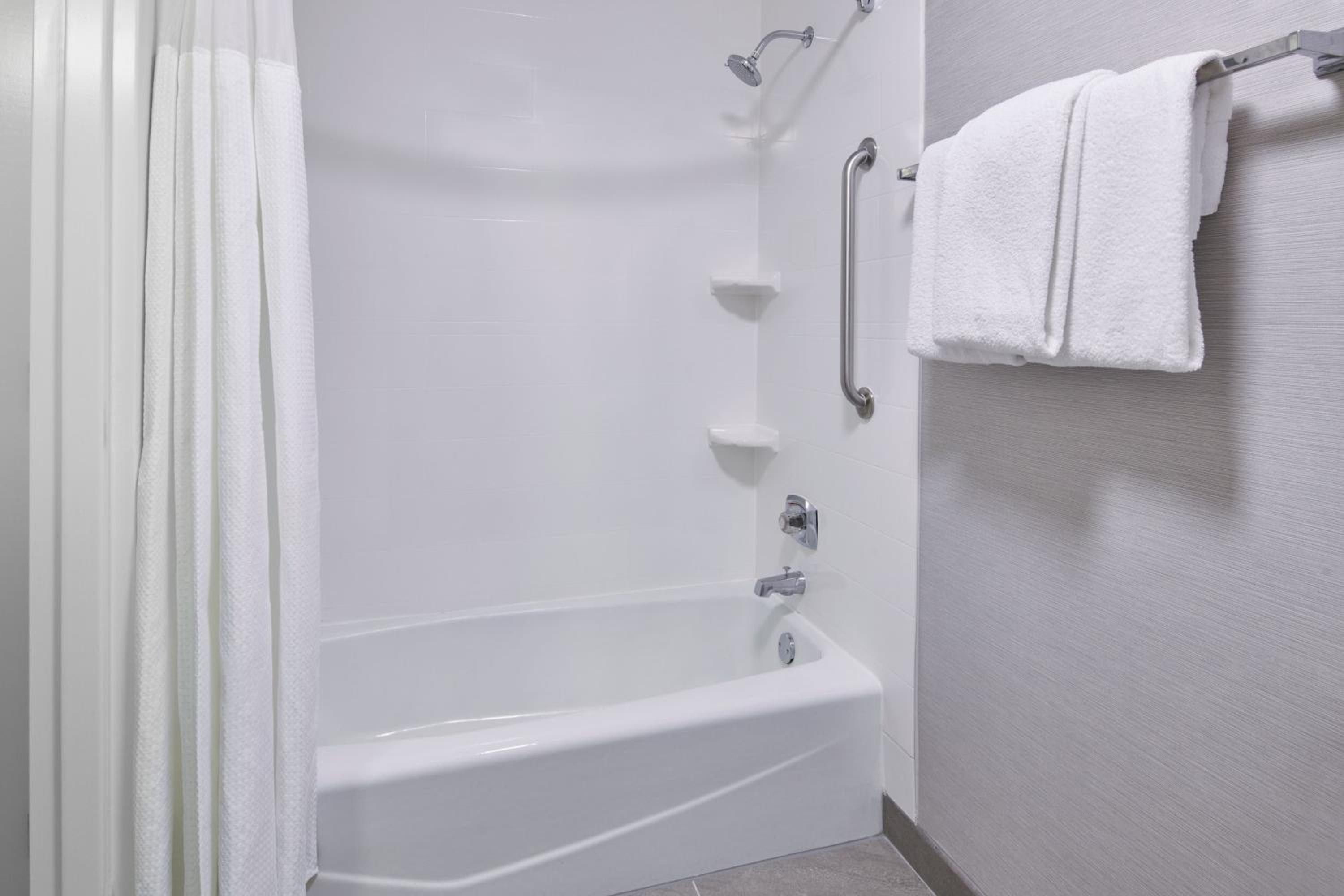 King Room with Sofa Bed and Adapted Tub - Mobility and Hearing Accessible - Photo 2