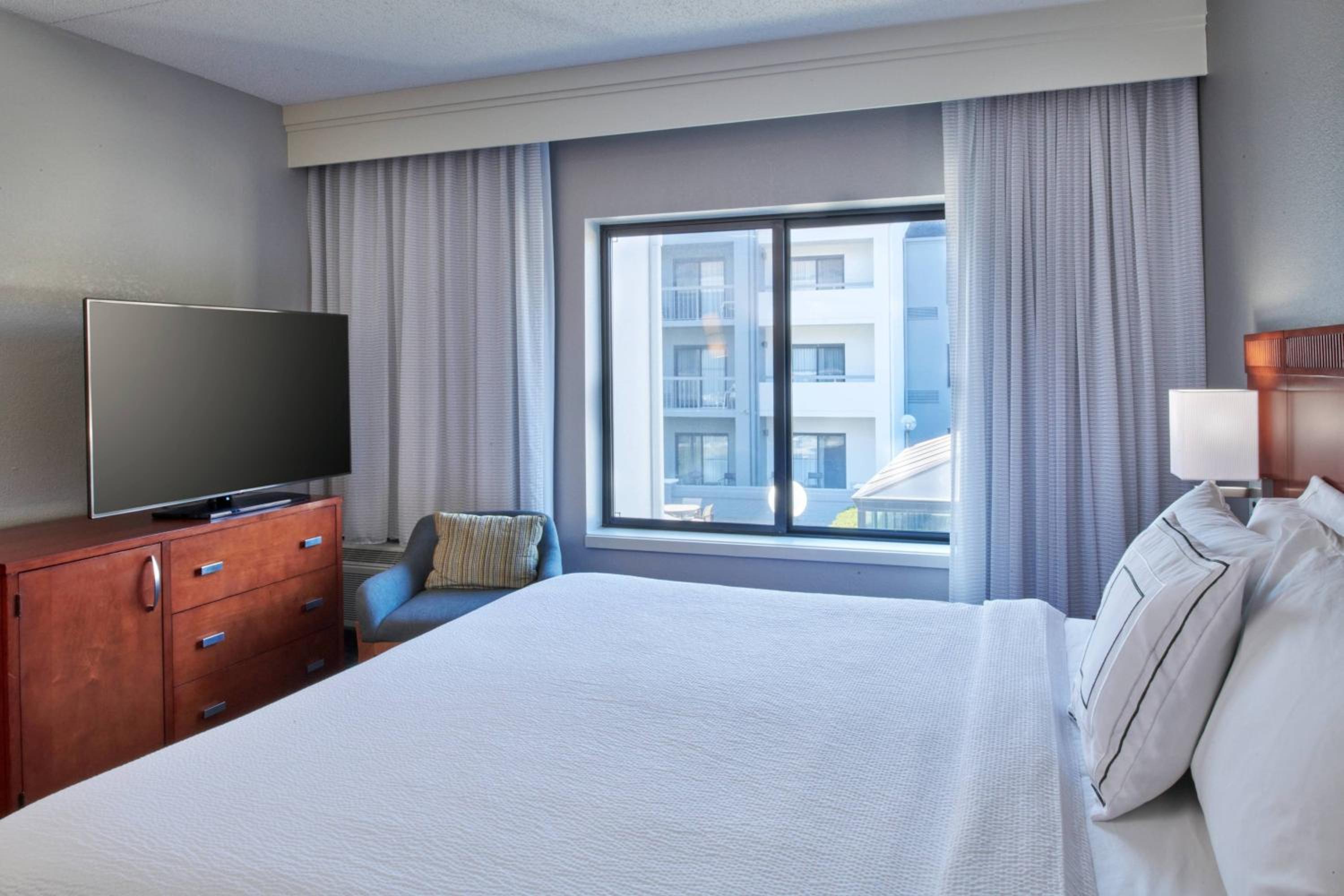 1 Bedroom Suite, 1 King, Sofa bed - Photo 1