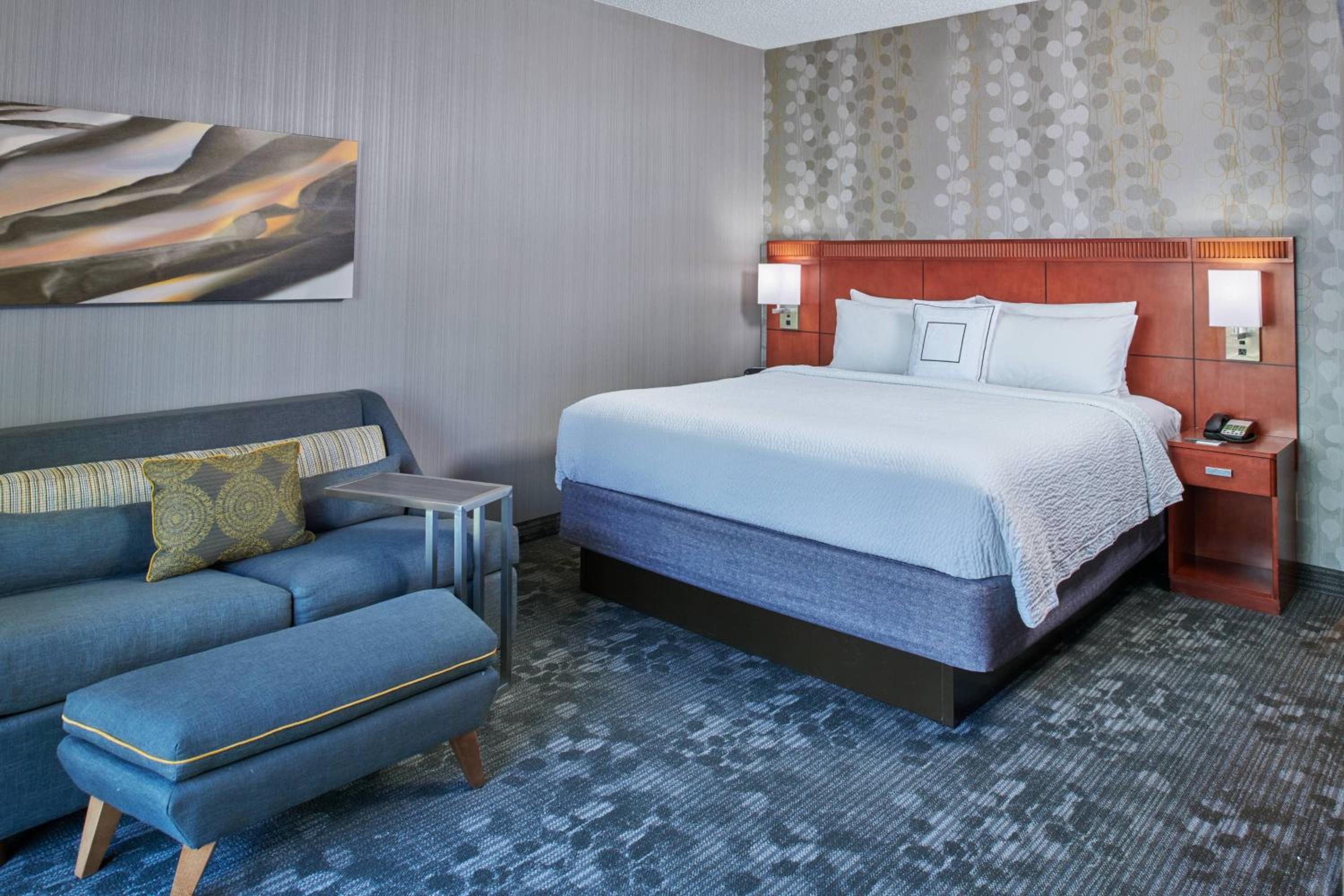 King Room with Sofa Bed - Photo 4