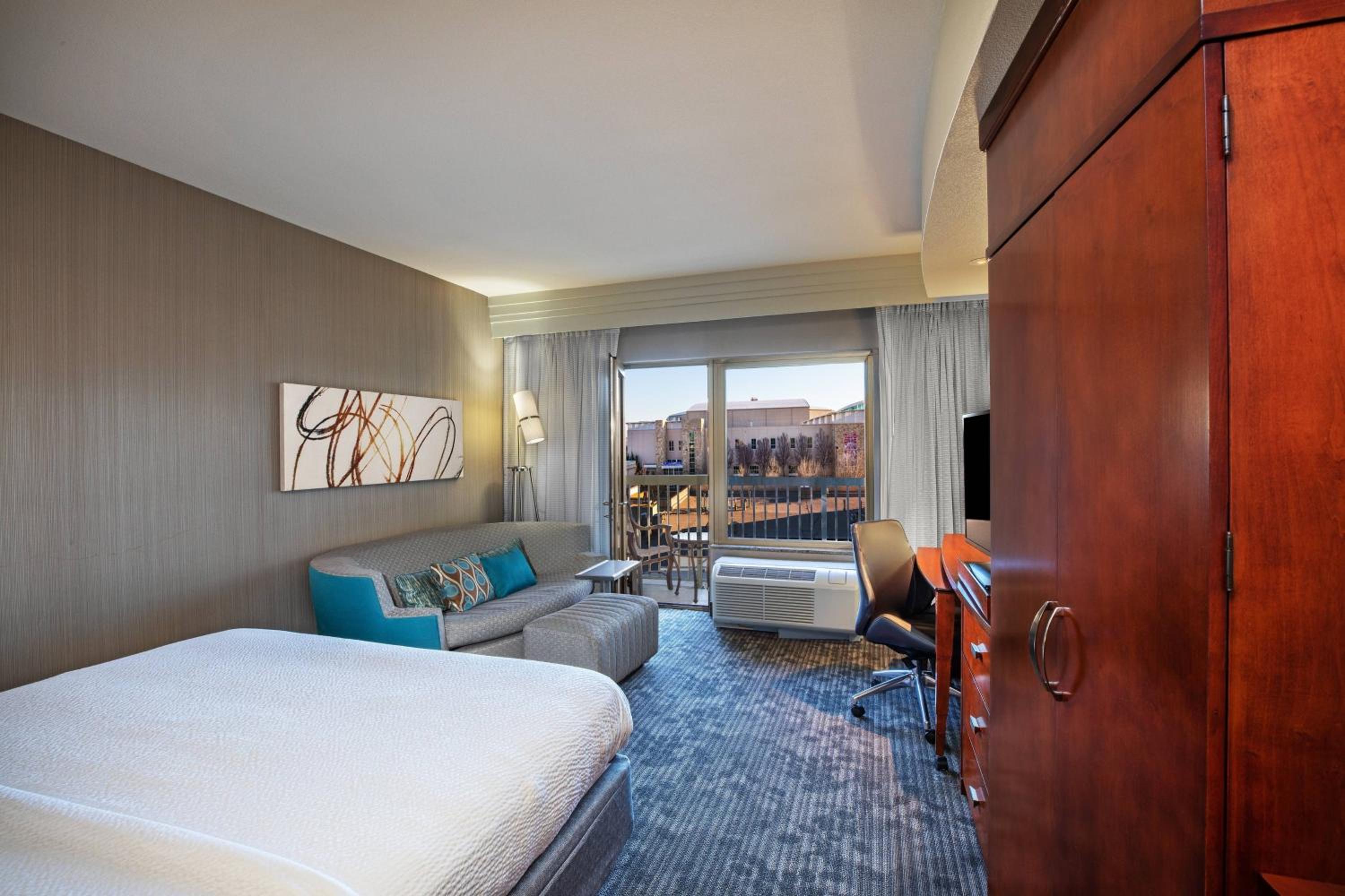 Standard Room with 1 King Bed & Sofa bed with Balcony - Photo 3