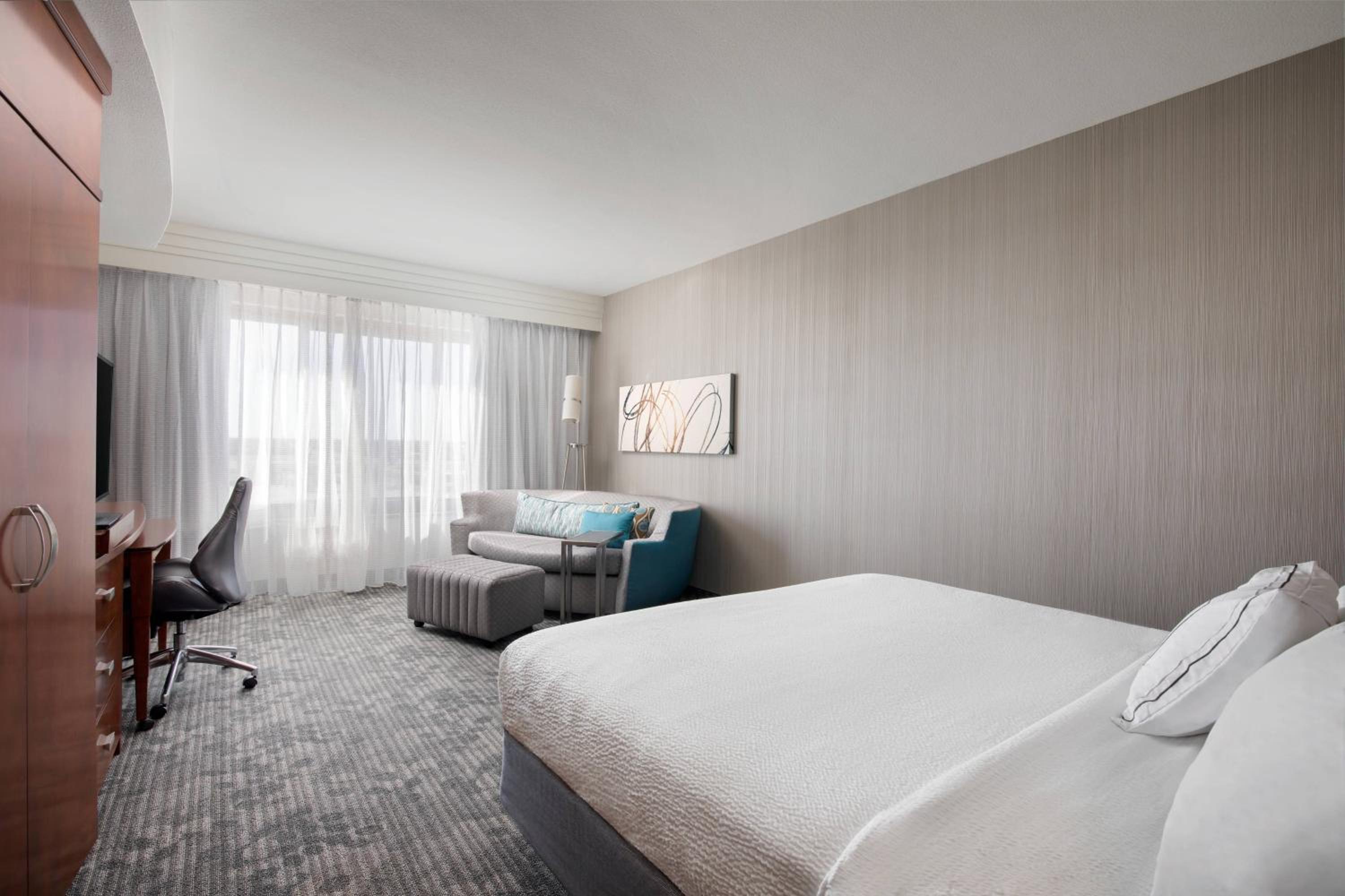 Standard Room with 1 King Bed & Sofa bed - Photo 4