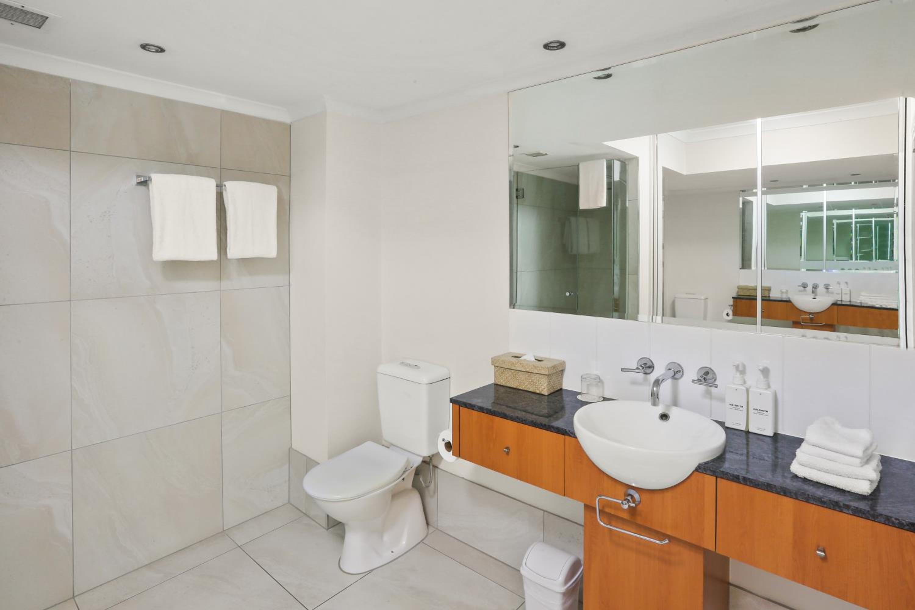 2 Bedroom Beach Front Apartment - Free Parking, WiFi and Daily Beach Yoga - Photo 3