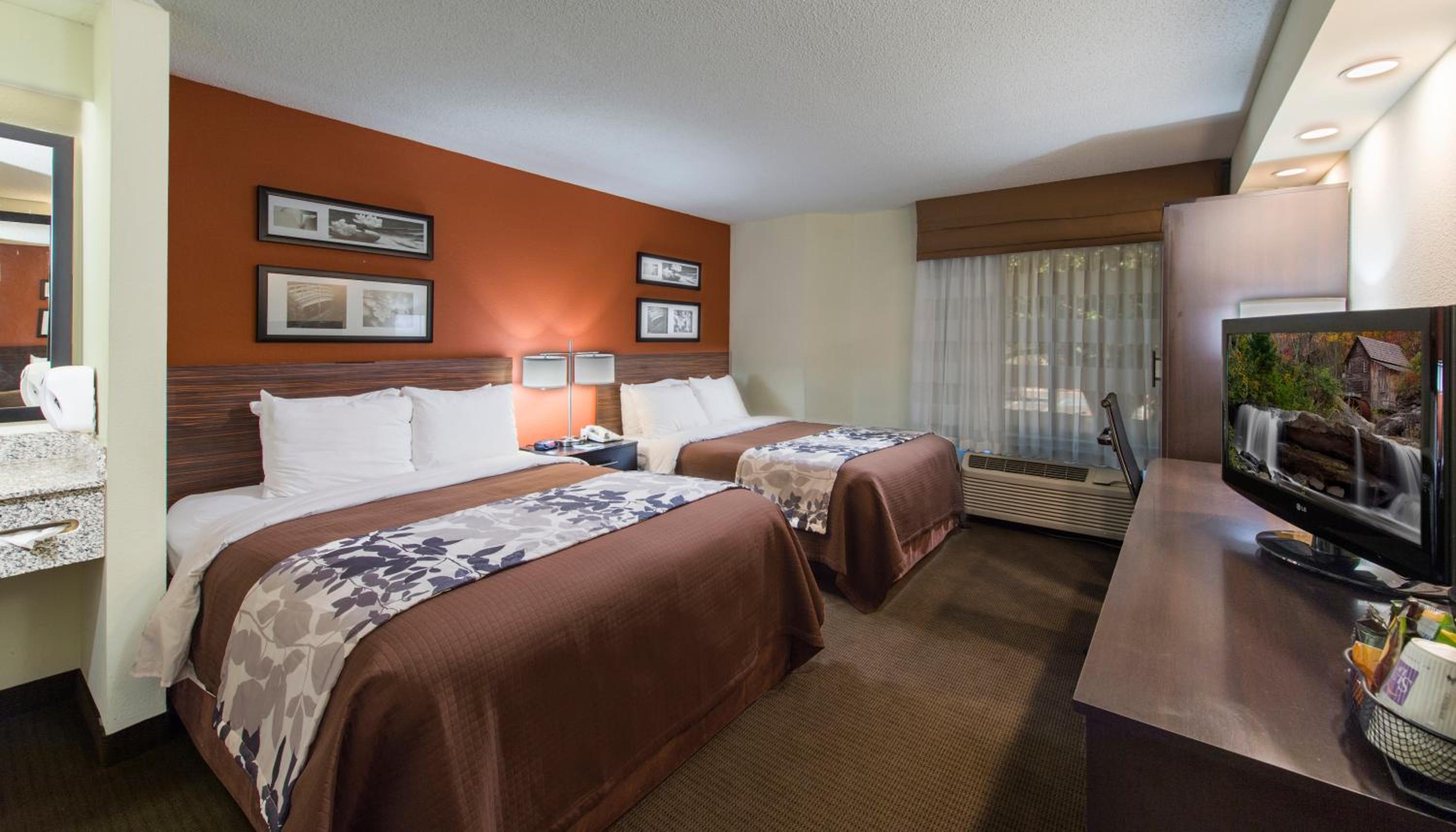 Queen Room with Two Queen Beds - Non-Smoking - Photo 6