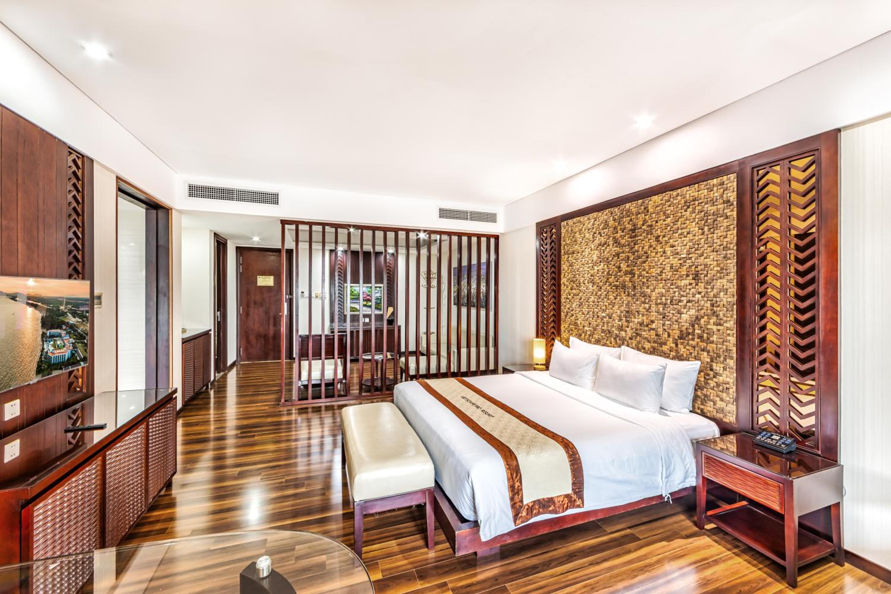 Suite with Balcony and Sea View - Photo 1