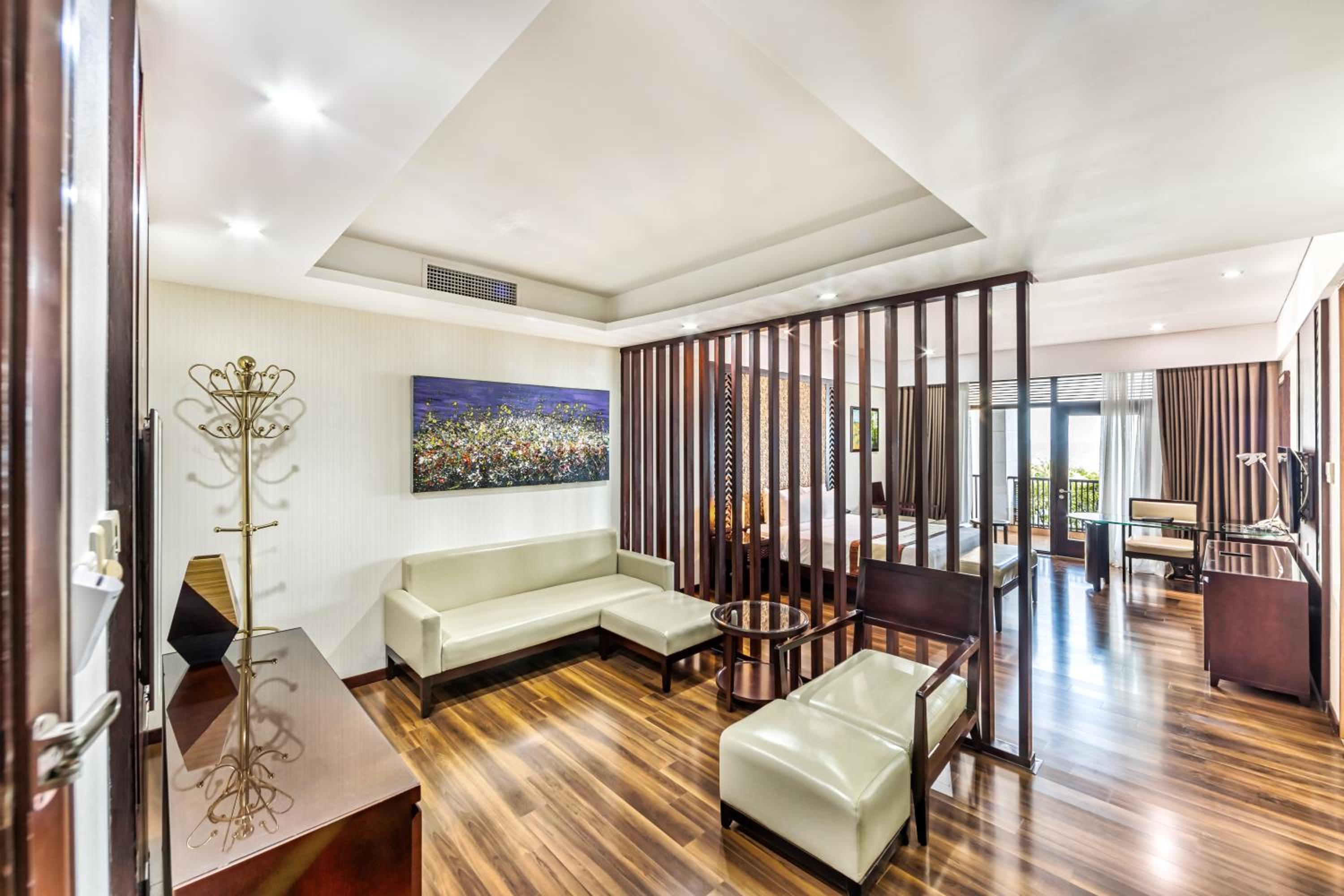 Suite with Balcony and Sea View - Photo 2