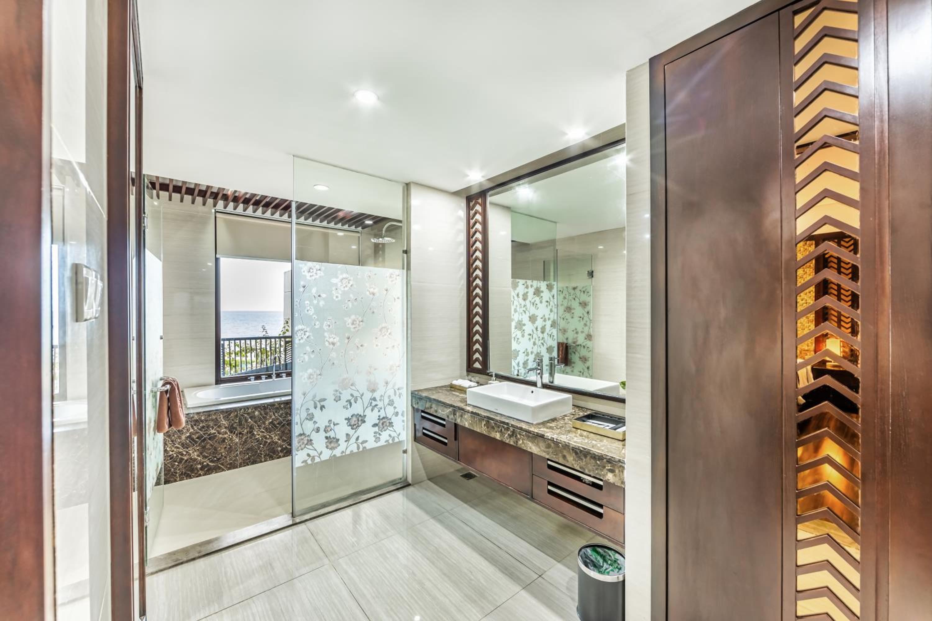 Suite with Balcony and Sea View - Photo 6