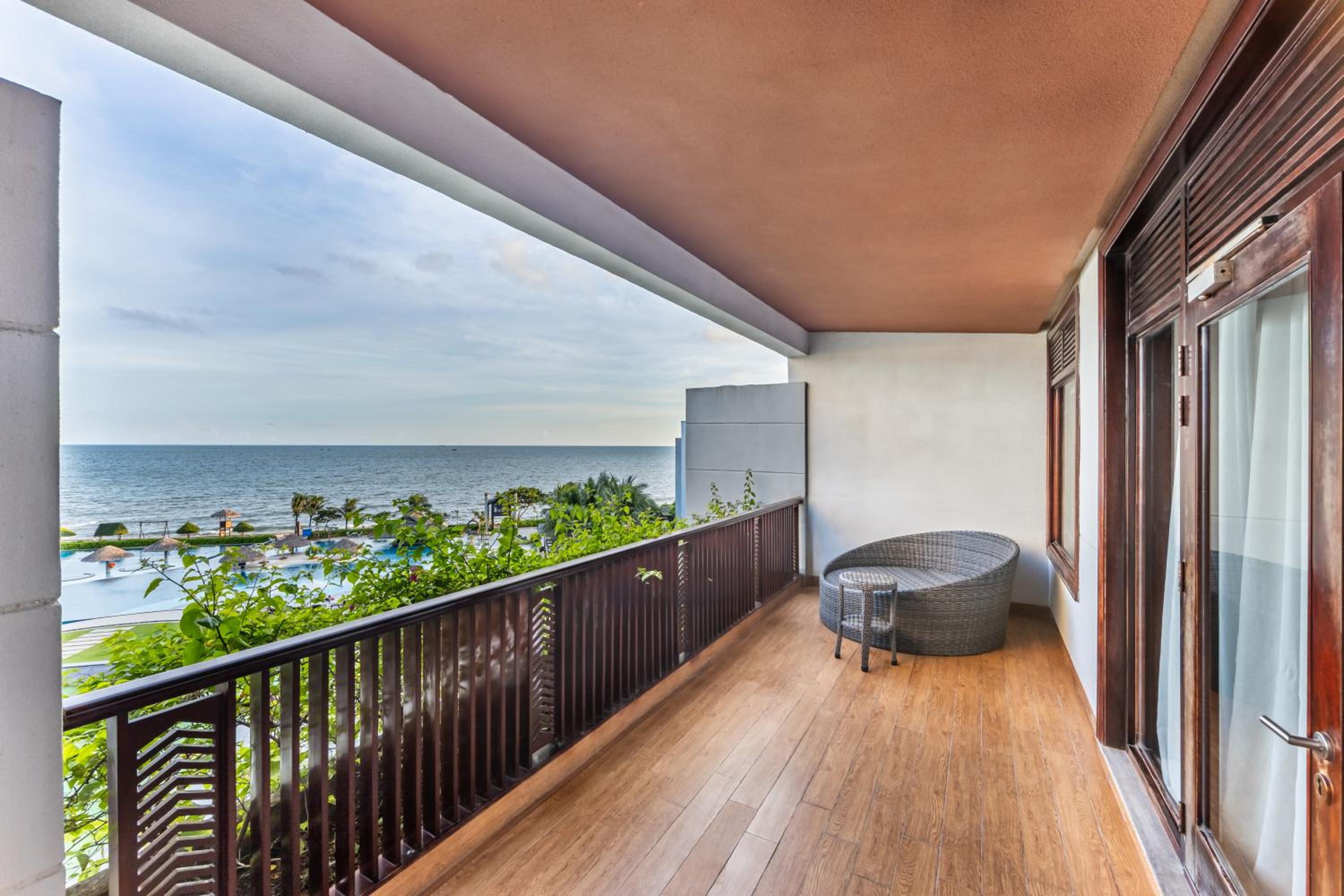 Suite with Balcony and Sea View - Photo 4