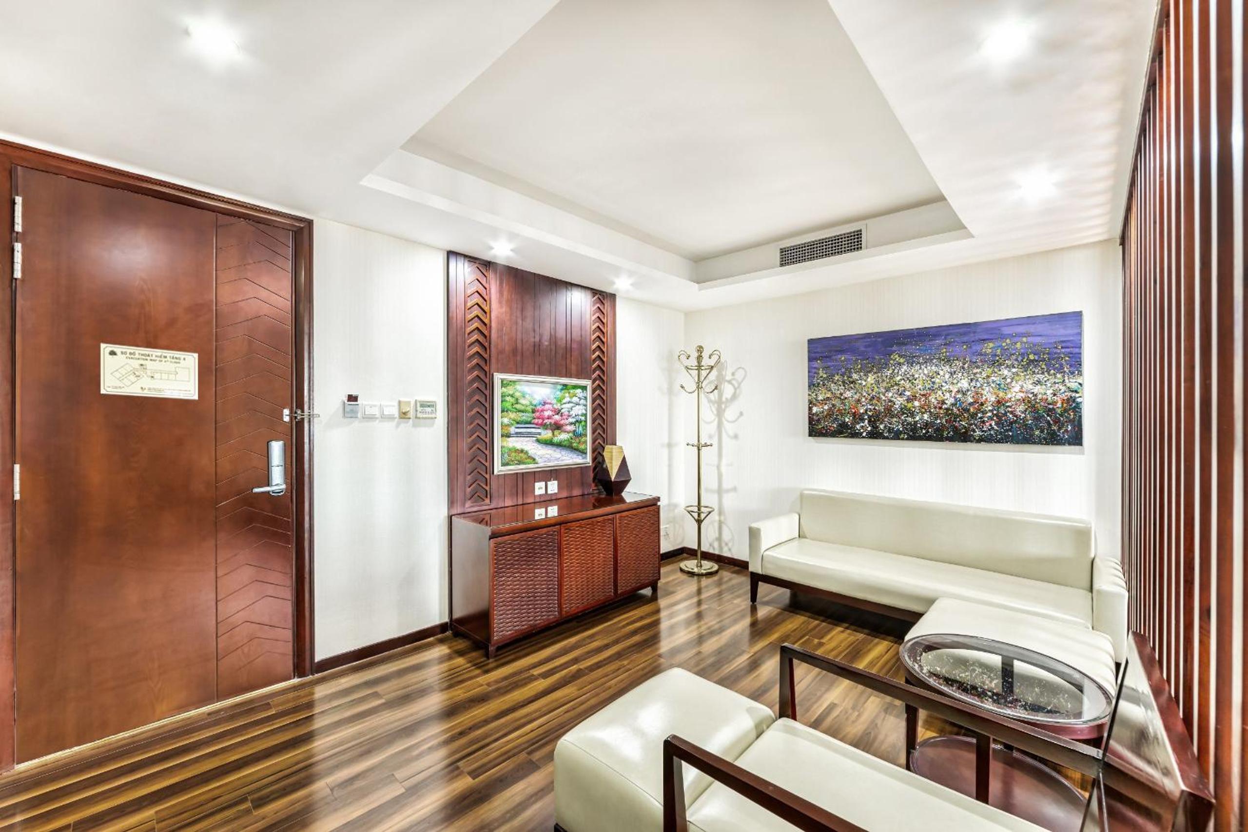 Suite with Balcony and Sea View - Photo 3