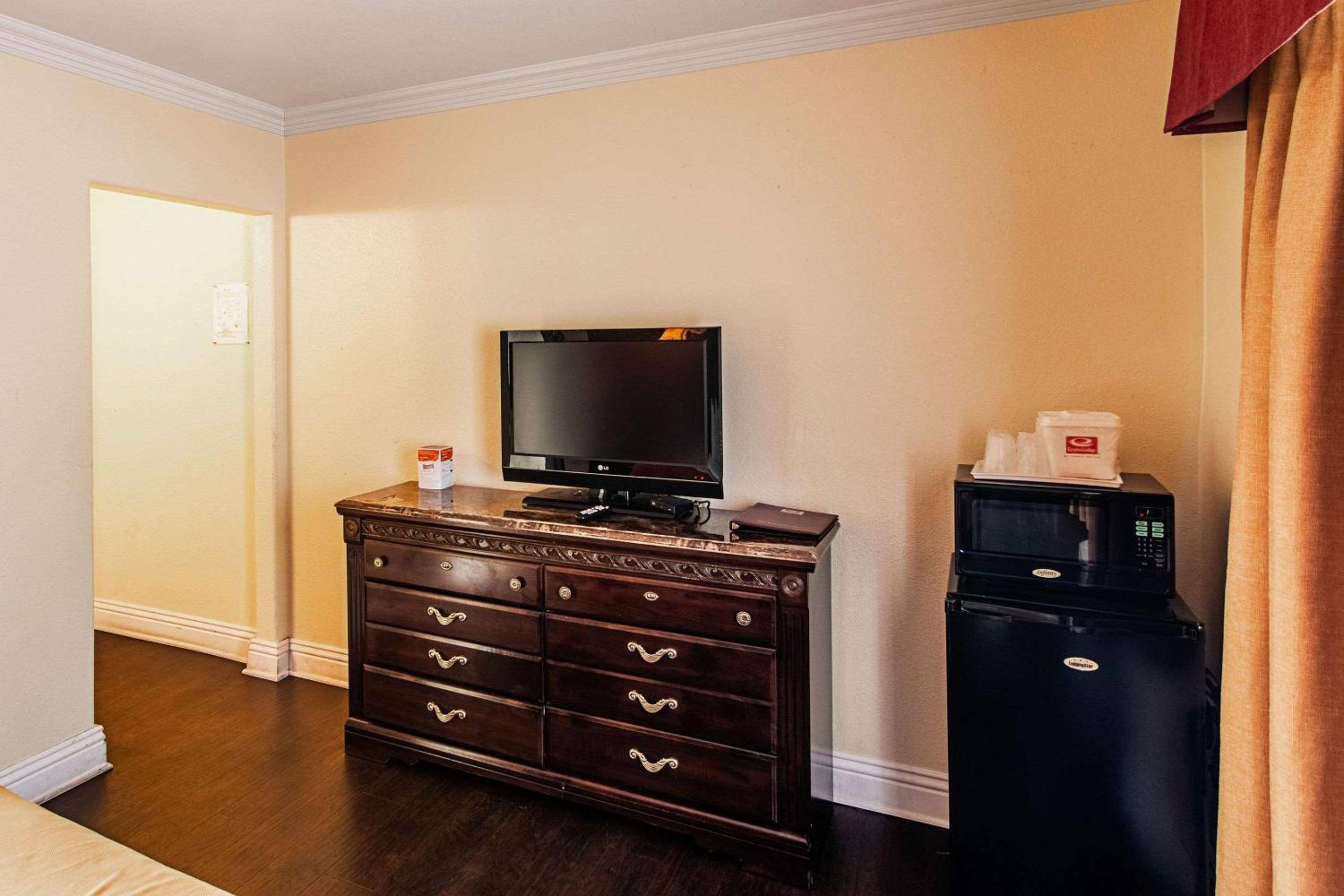 King Room - Non-Smoking - Photo 3