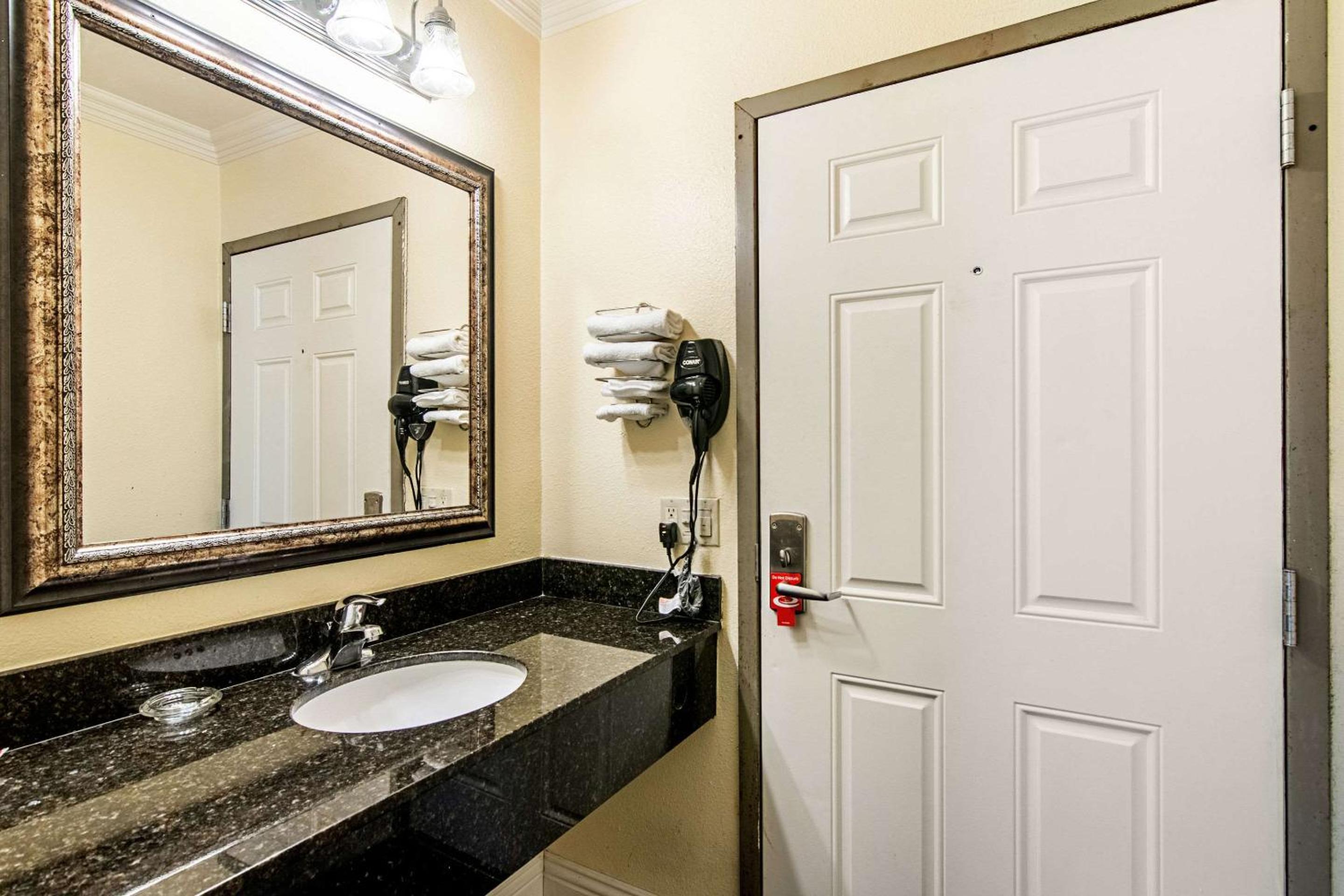 King Room - Non-Smoking - Photo 2