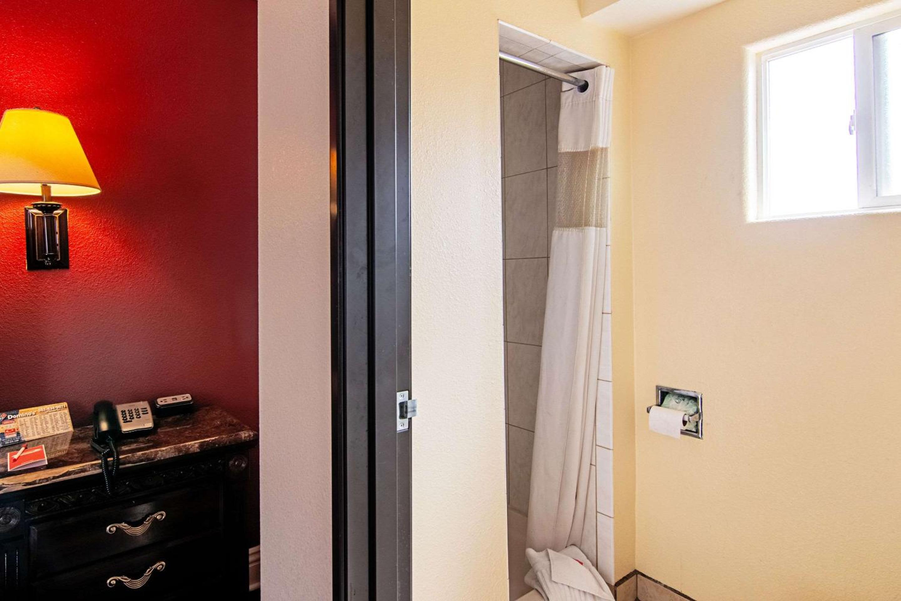 King Room - Non-Smoking - Photo 5
