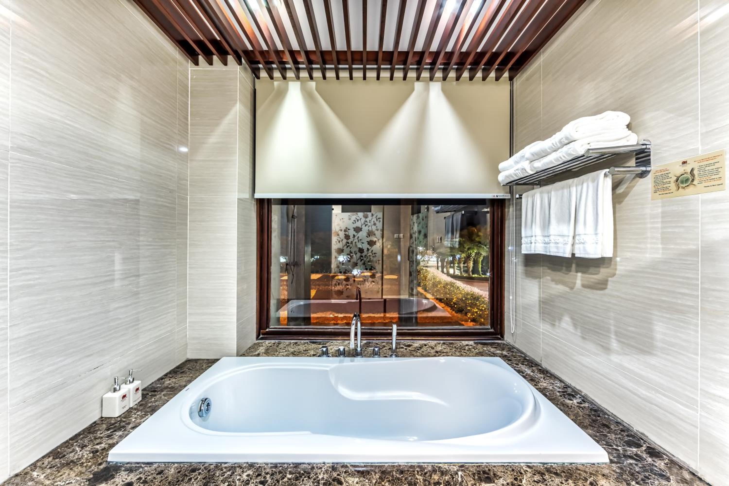 Suite with Balcony and Sea View - Photo 8