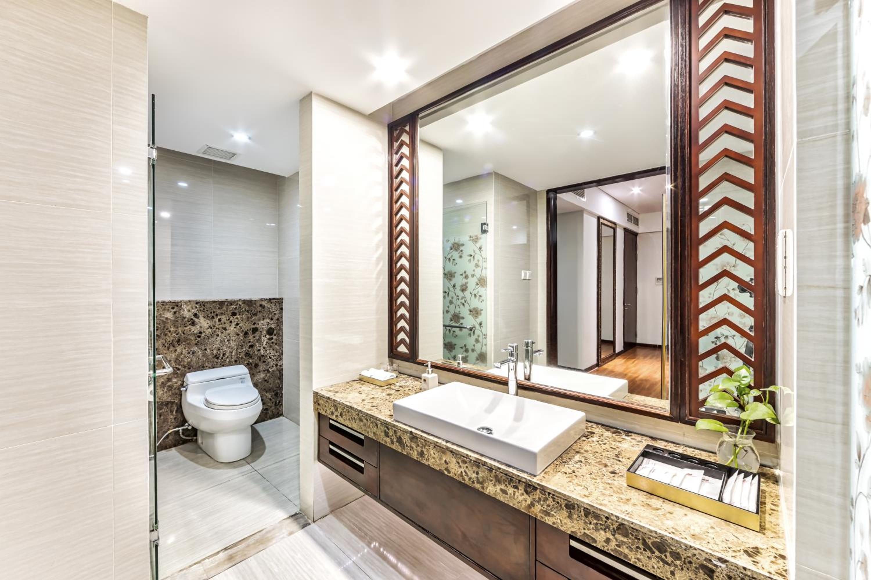 Suite with Balcony and Sea View - Photo 7