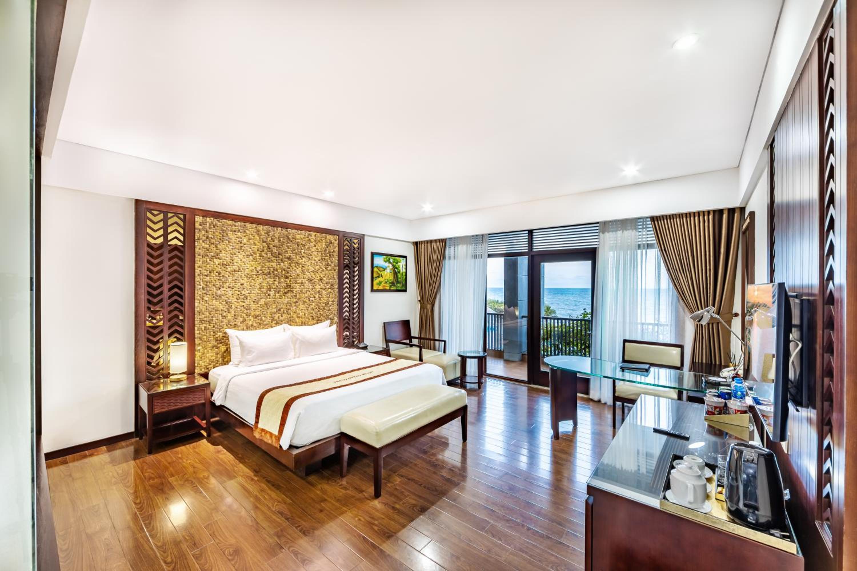 Deluxe Double Room with Balcony and Sea View - Photo 1