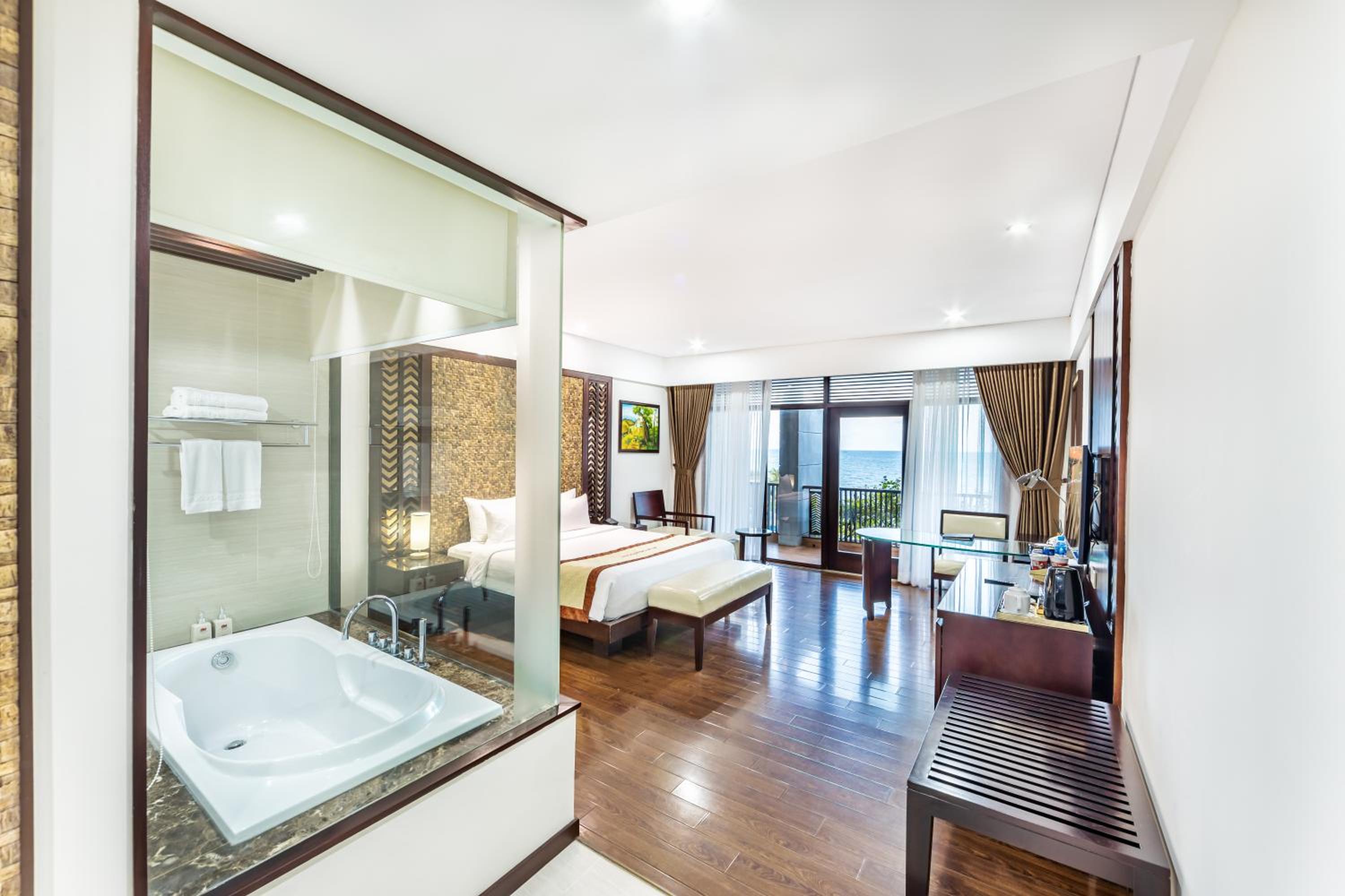 Deluxe Double Room with Balcony and Sea View - Photo 2