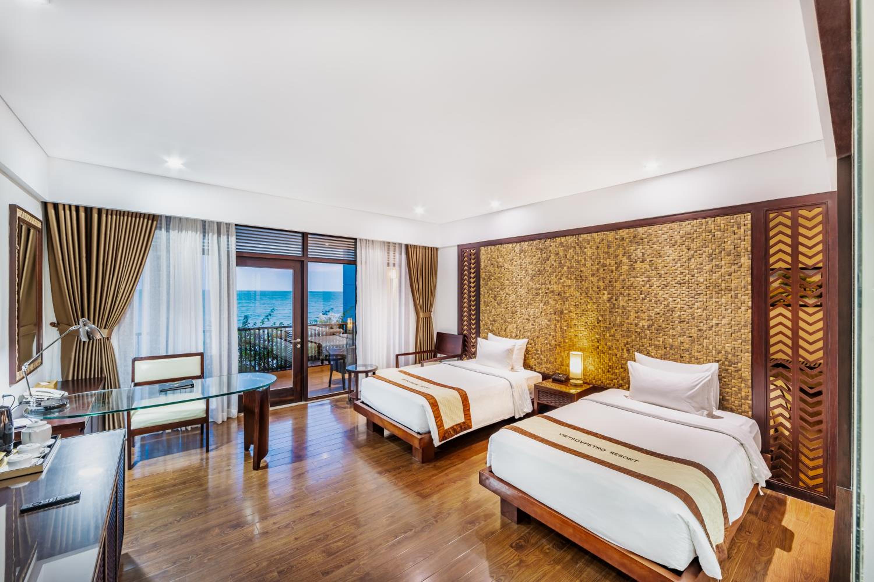 Deluxe Twin Room with Balcony and Sea View - Photo 1