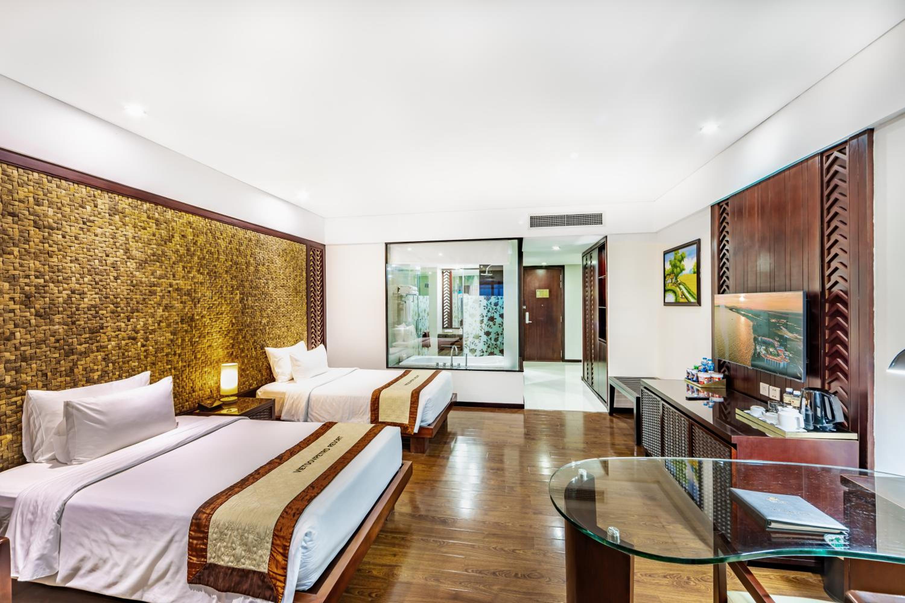 Deluxe Twin Room with Balcony and Sea View - Photo 2