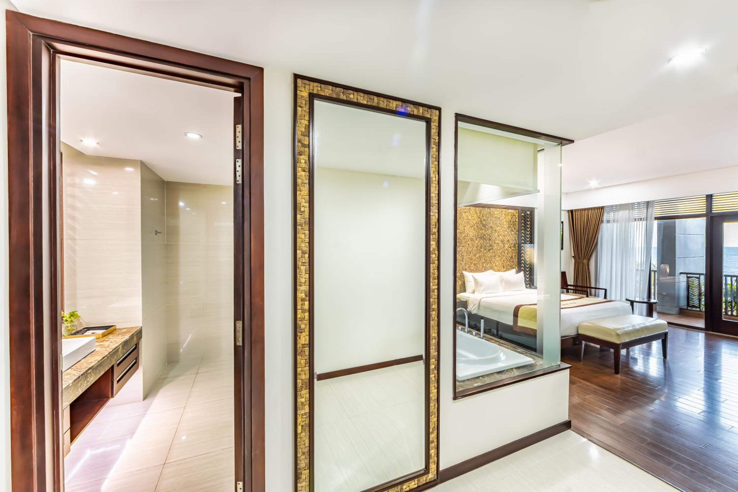 Deluxe Double Room with Balcony and Garden View photo 3
