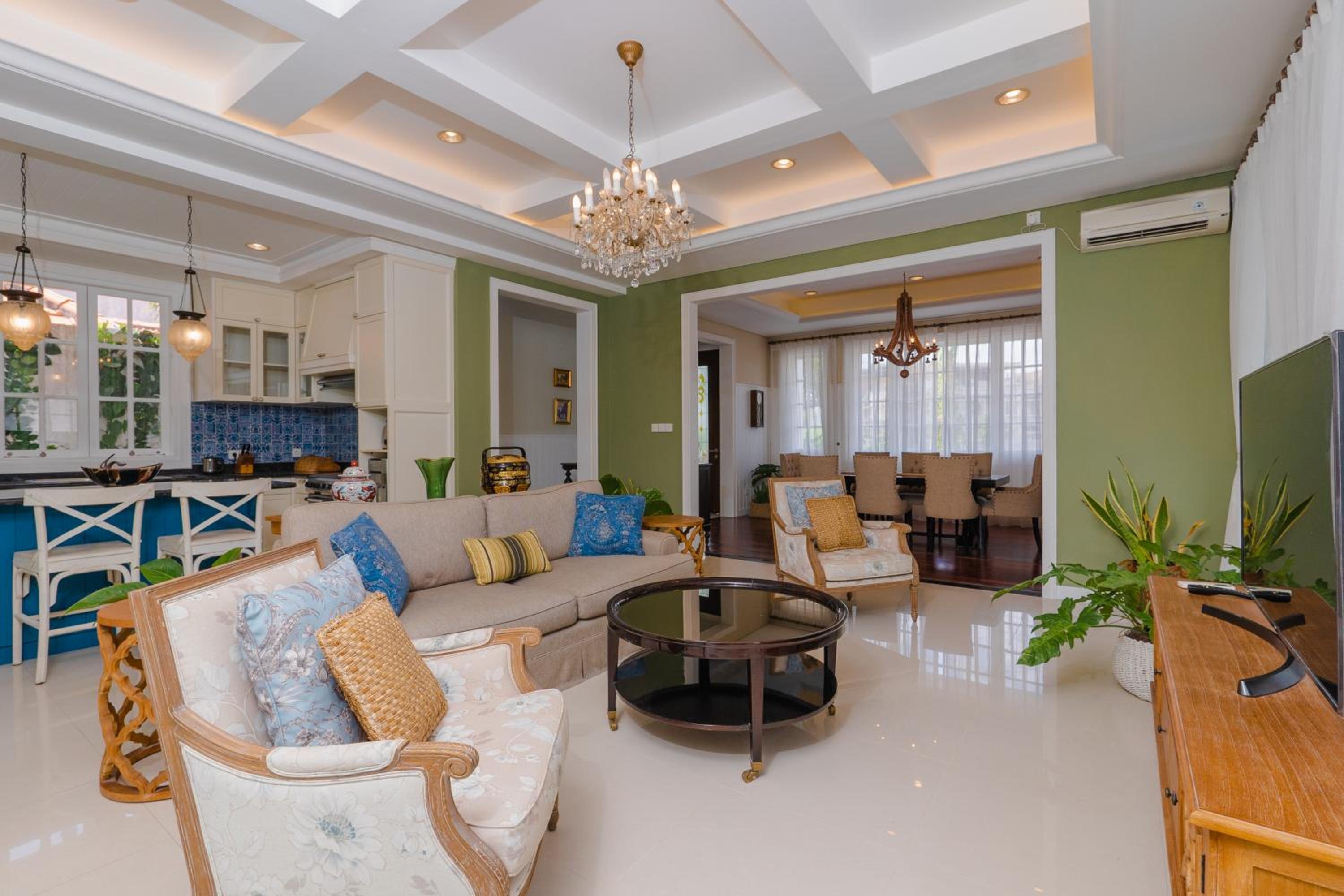 Villa - Photo 1