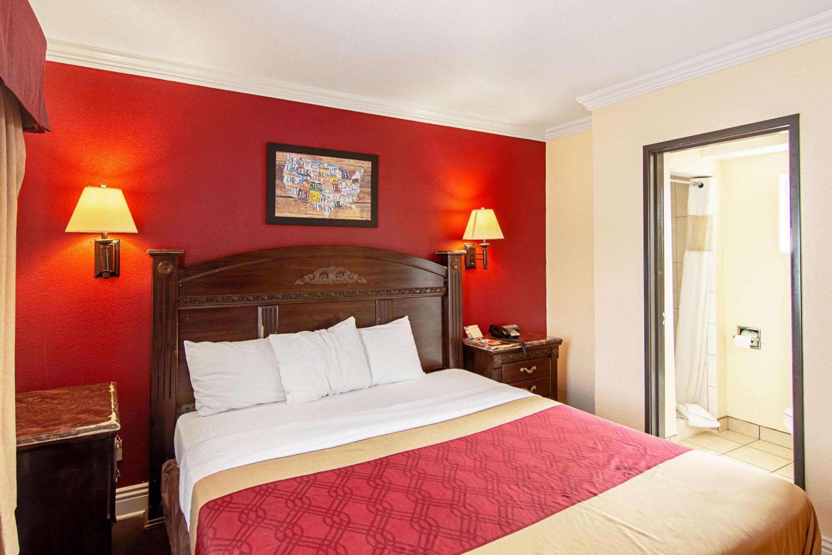 King Room - Non-Smoking - Photo 4