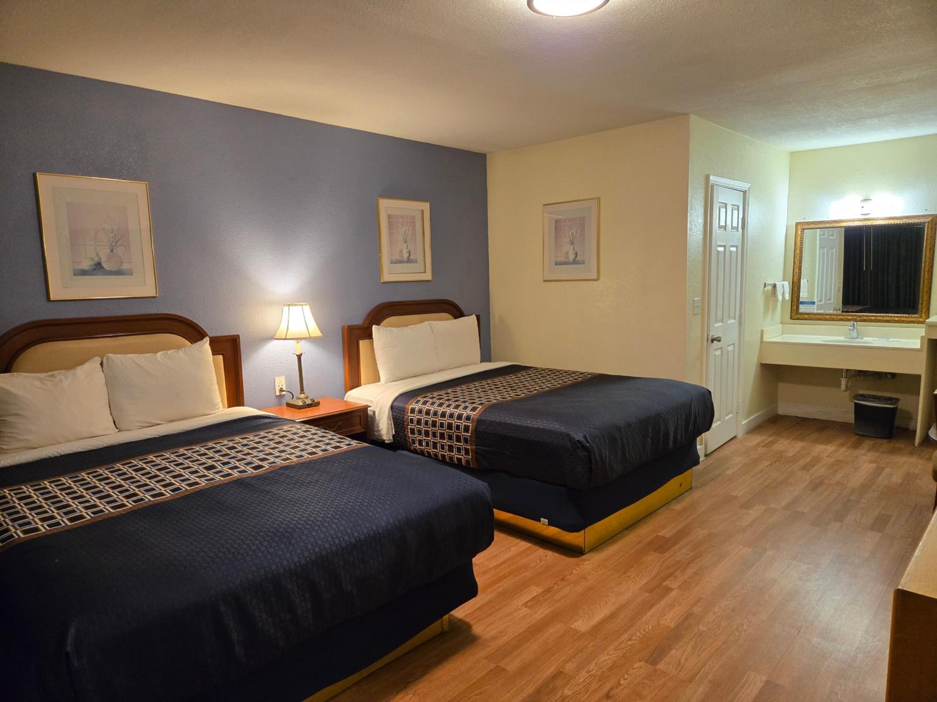 Queen Room with Two Queen Beds - Non-Smoking - Photo 16