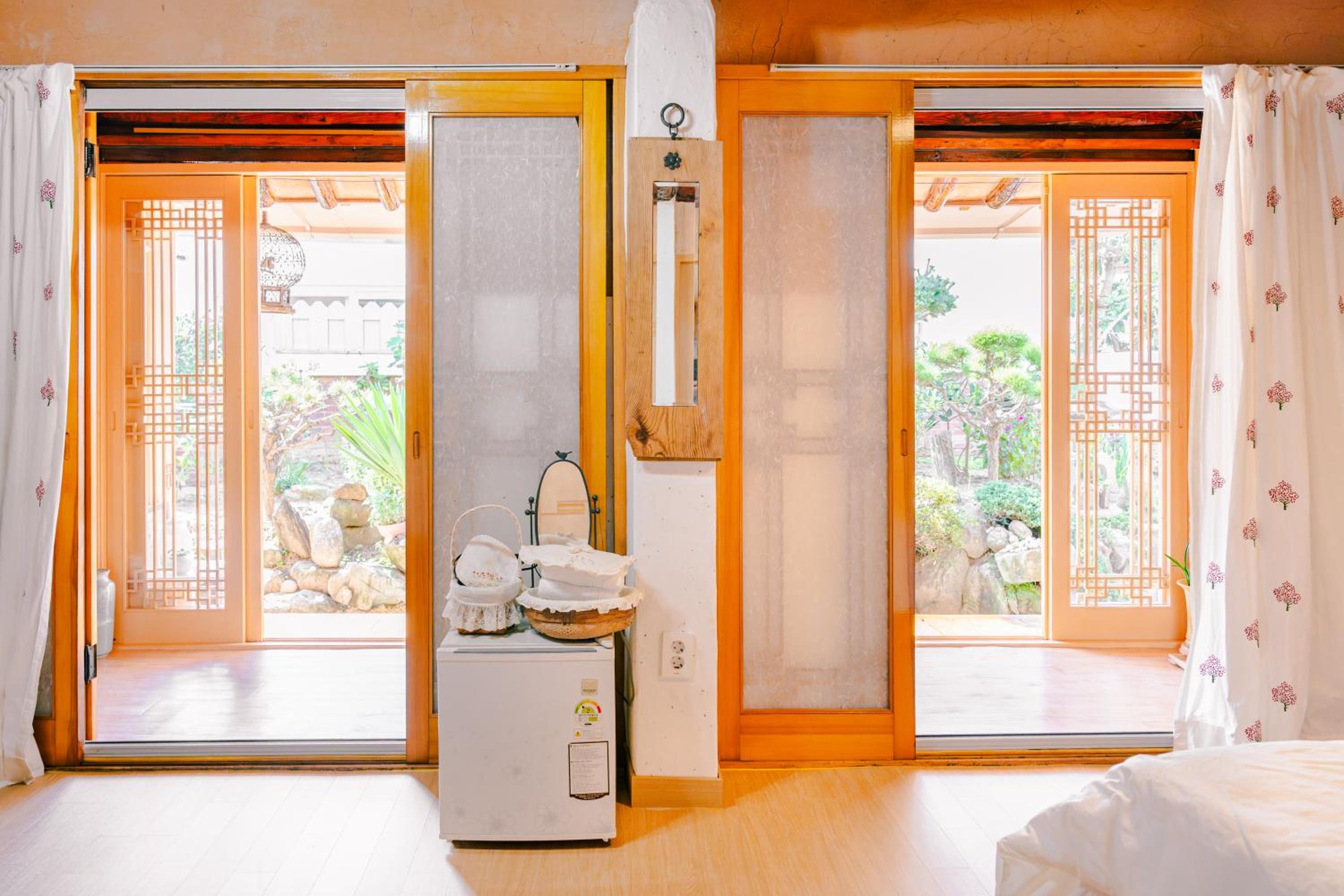 One-Bedroom House photo 1