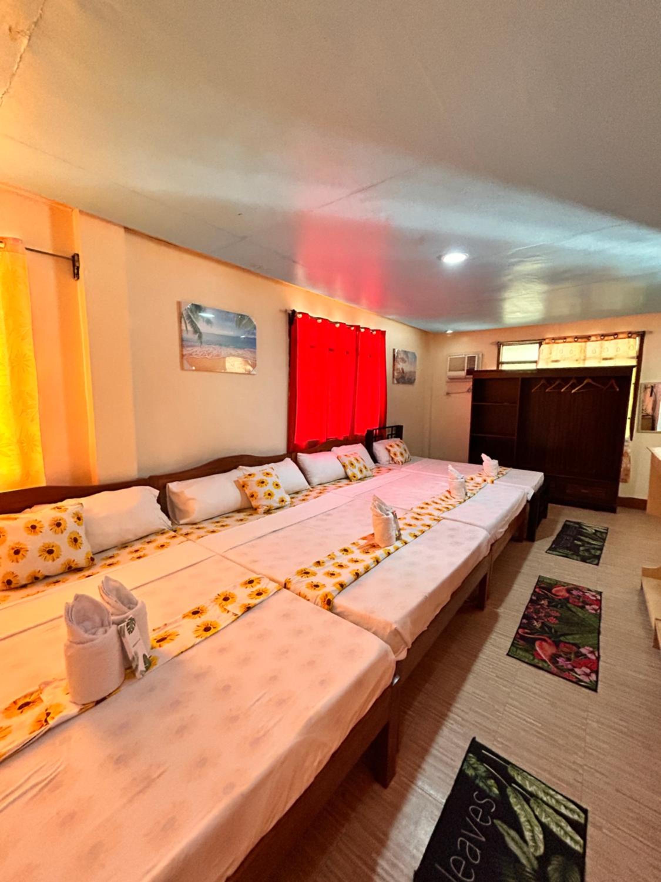 Family Room with Private Bathroom - Photo 2