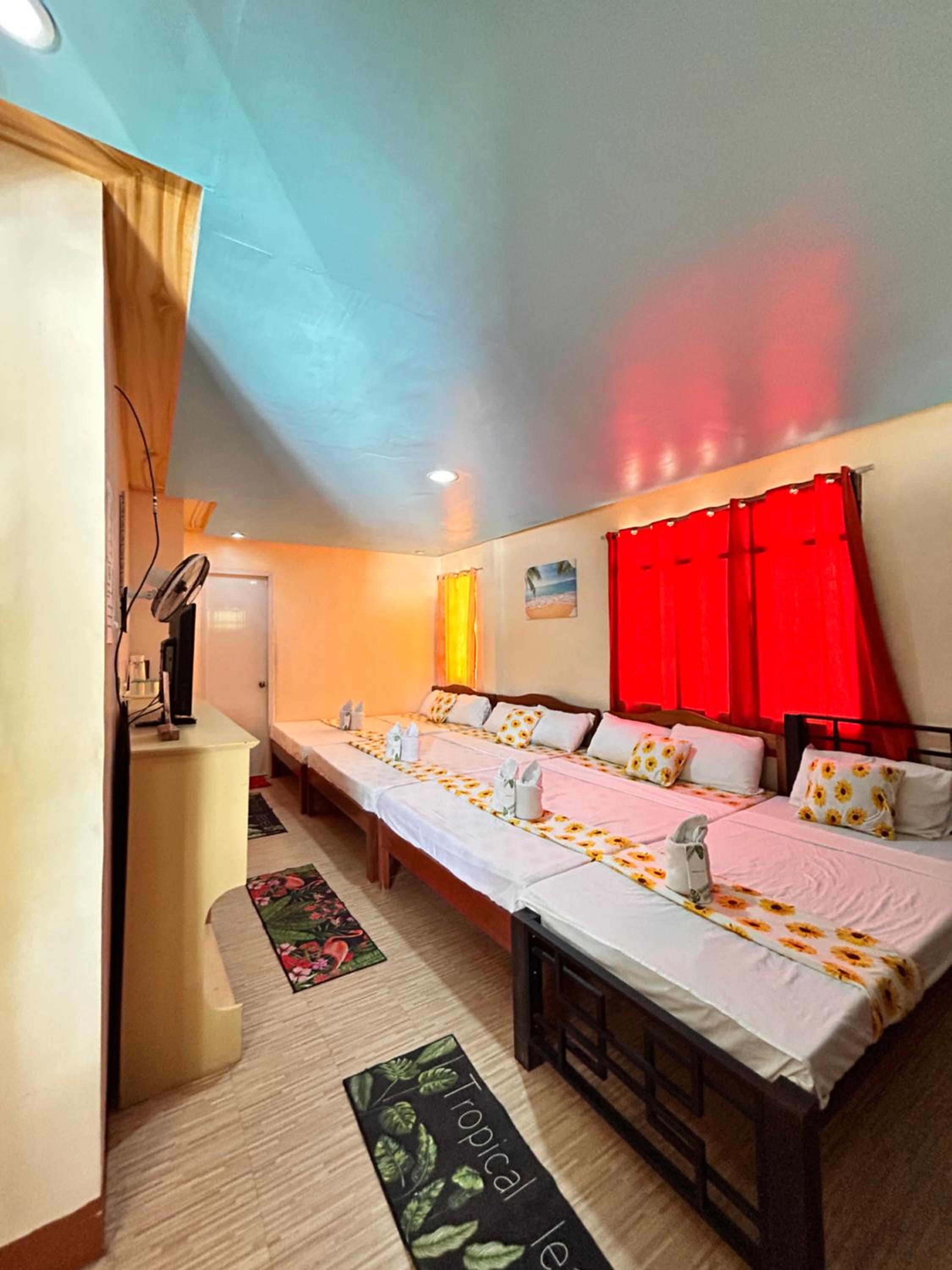 Family Room with Private Bathroom - Photo 3