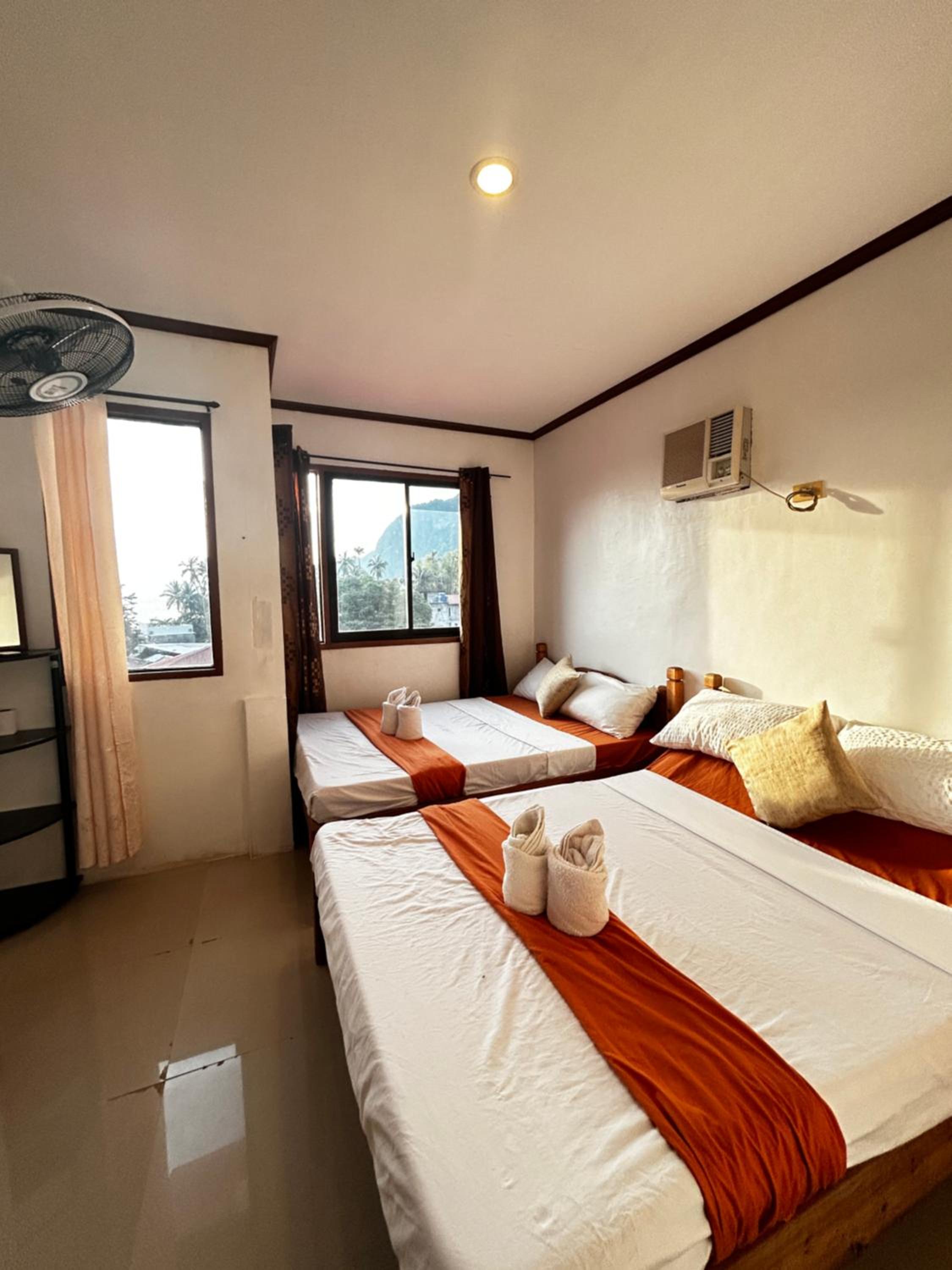 Quadruple Room with Private Bathroom - Photo 1
